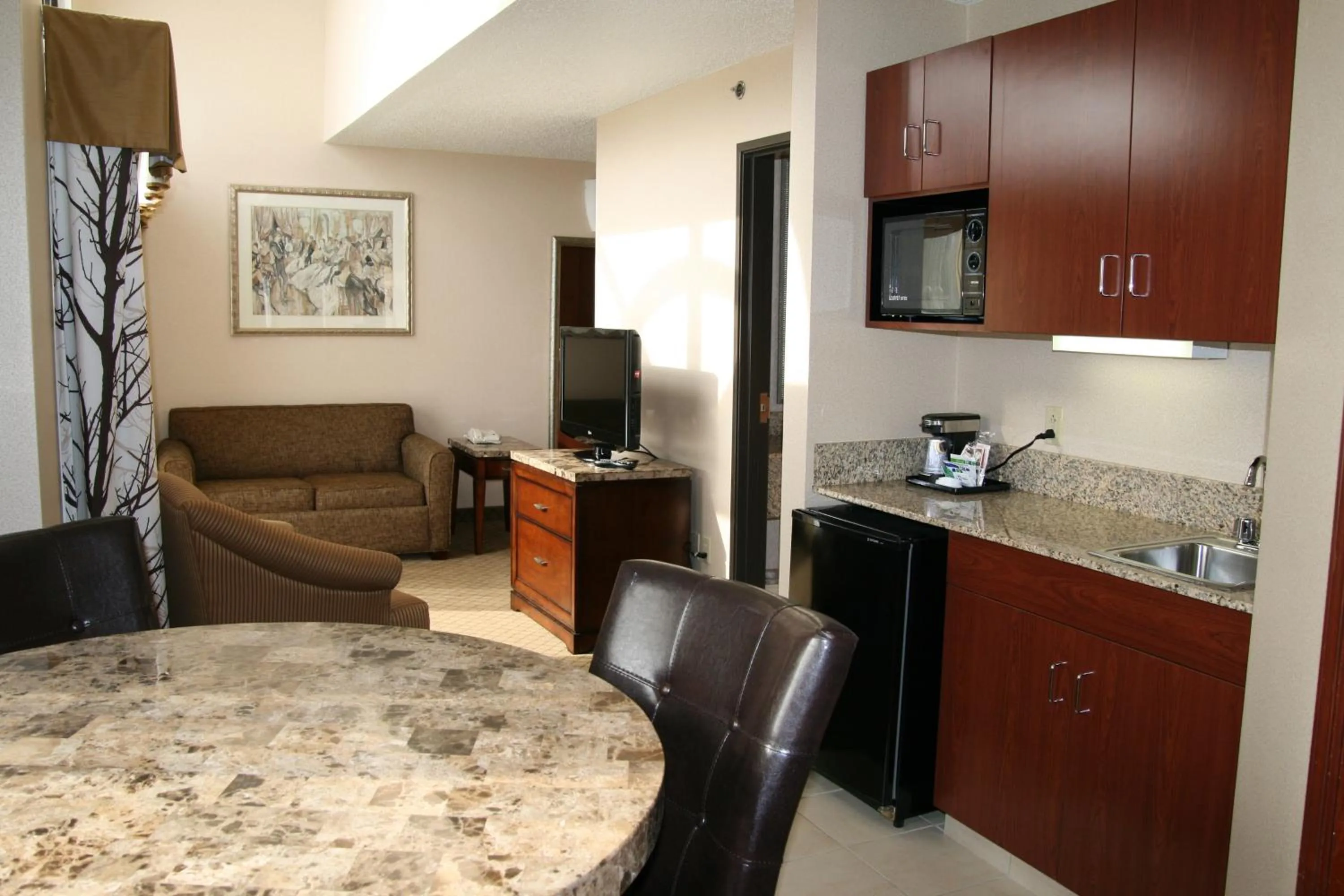 Living room in Holiday Inn Express Grove City - Premium Outlet Mall by IHG