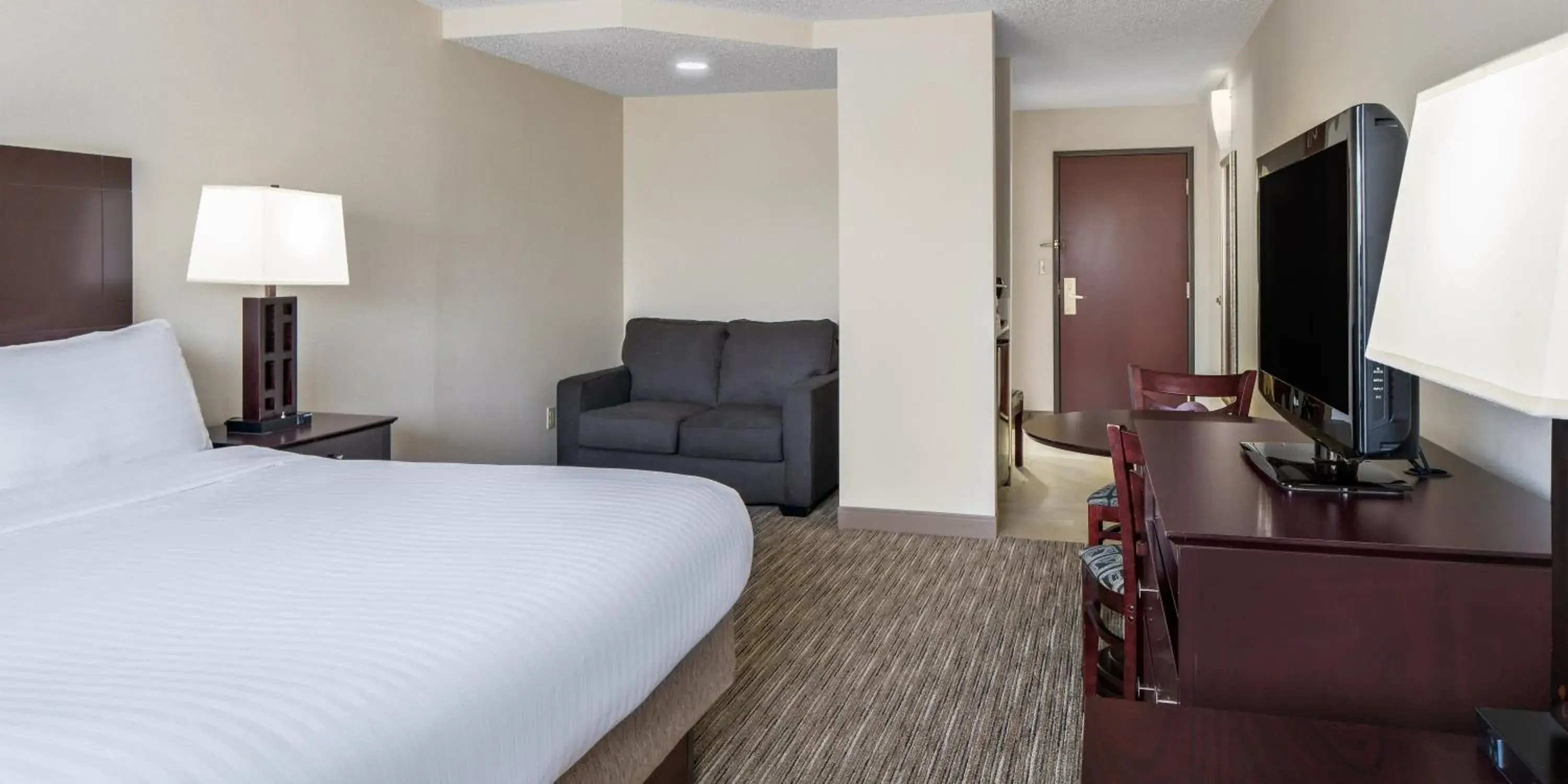 Suite - Mobility Access Roll in Shower/Non-Smoking in Holiday Inn Express Grove City - Premium Outlet Mall by IHG Suite - Mobility Access Roll in Shower/Non-Smoking in Holiday Inn Express Grove City - Premium Outlet Mall by IHG