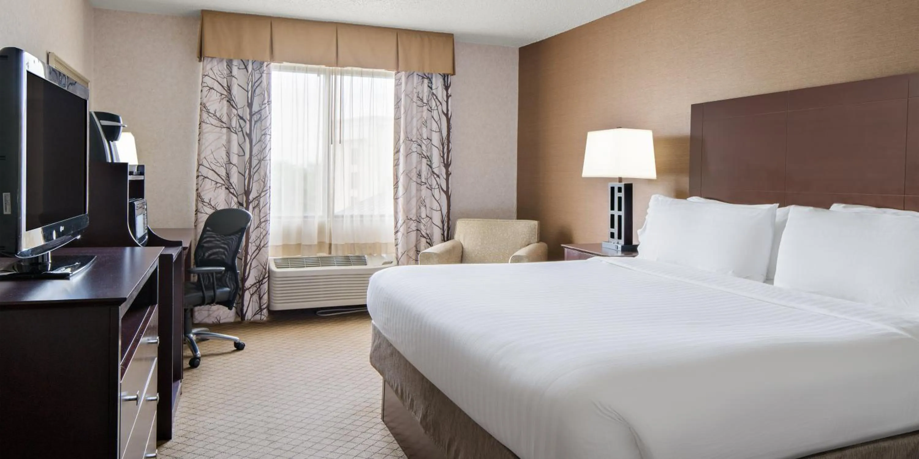 Photo of the whole room, Bed in Holiday Inn Express Grove City - Premium Outlet Mall by IHG