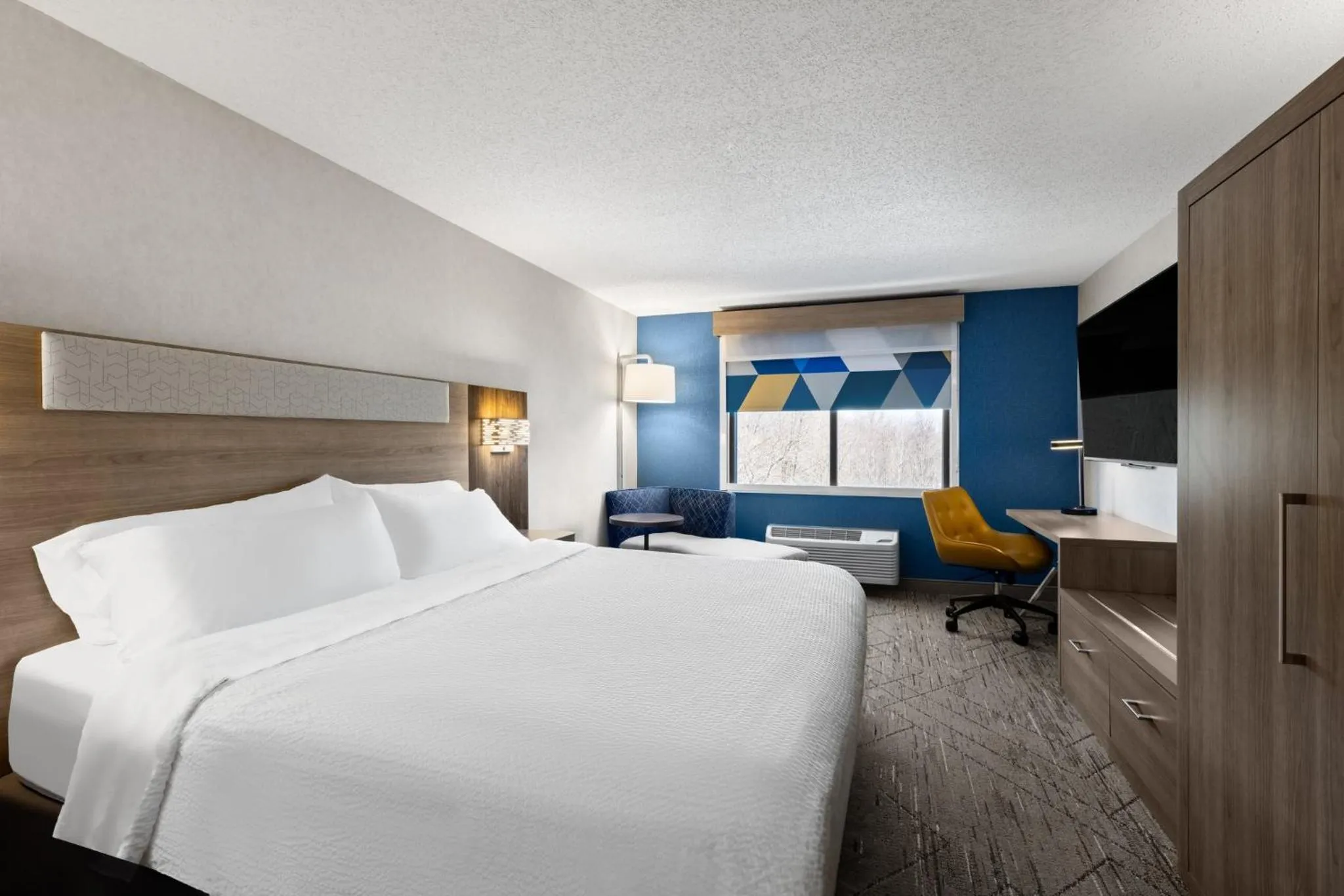 Photo of the whole room, Bed in Holiday Inn Express Grove City - Premium Outlet Mall by IHG