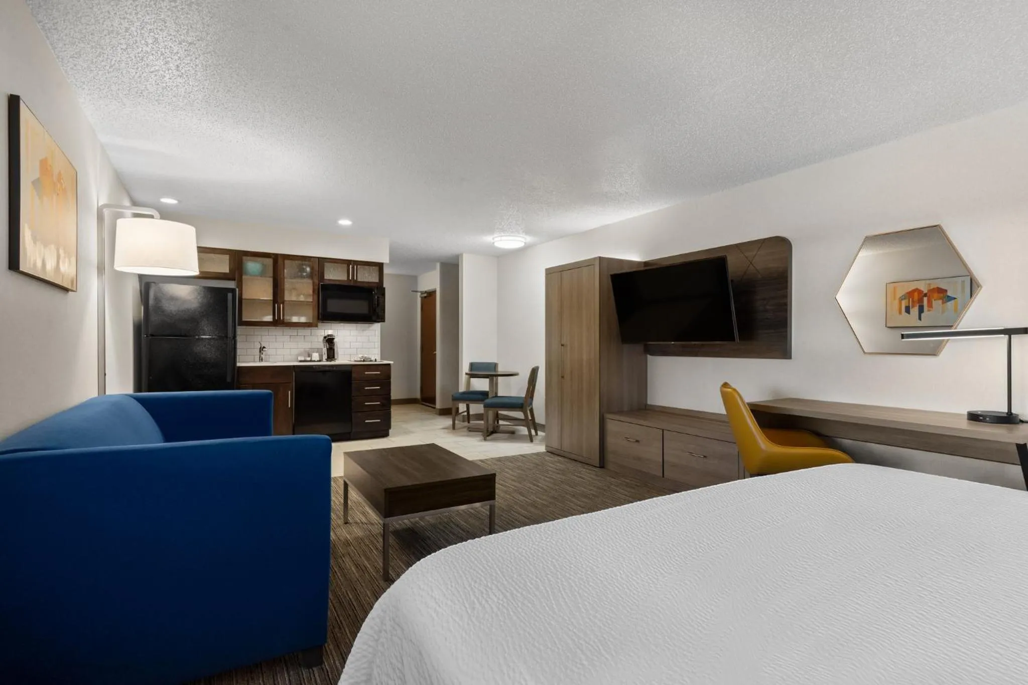 Photo of the whole room, Bed in Holiday Inn Express Grove City - Premium Outlet Mall by IHG