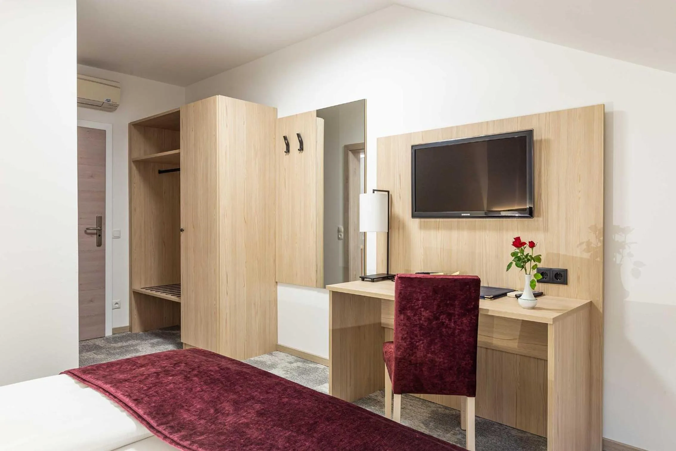 Photo of the whole room, Bed in Gasthof "zur Bahn"