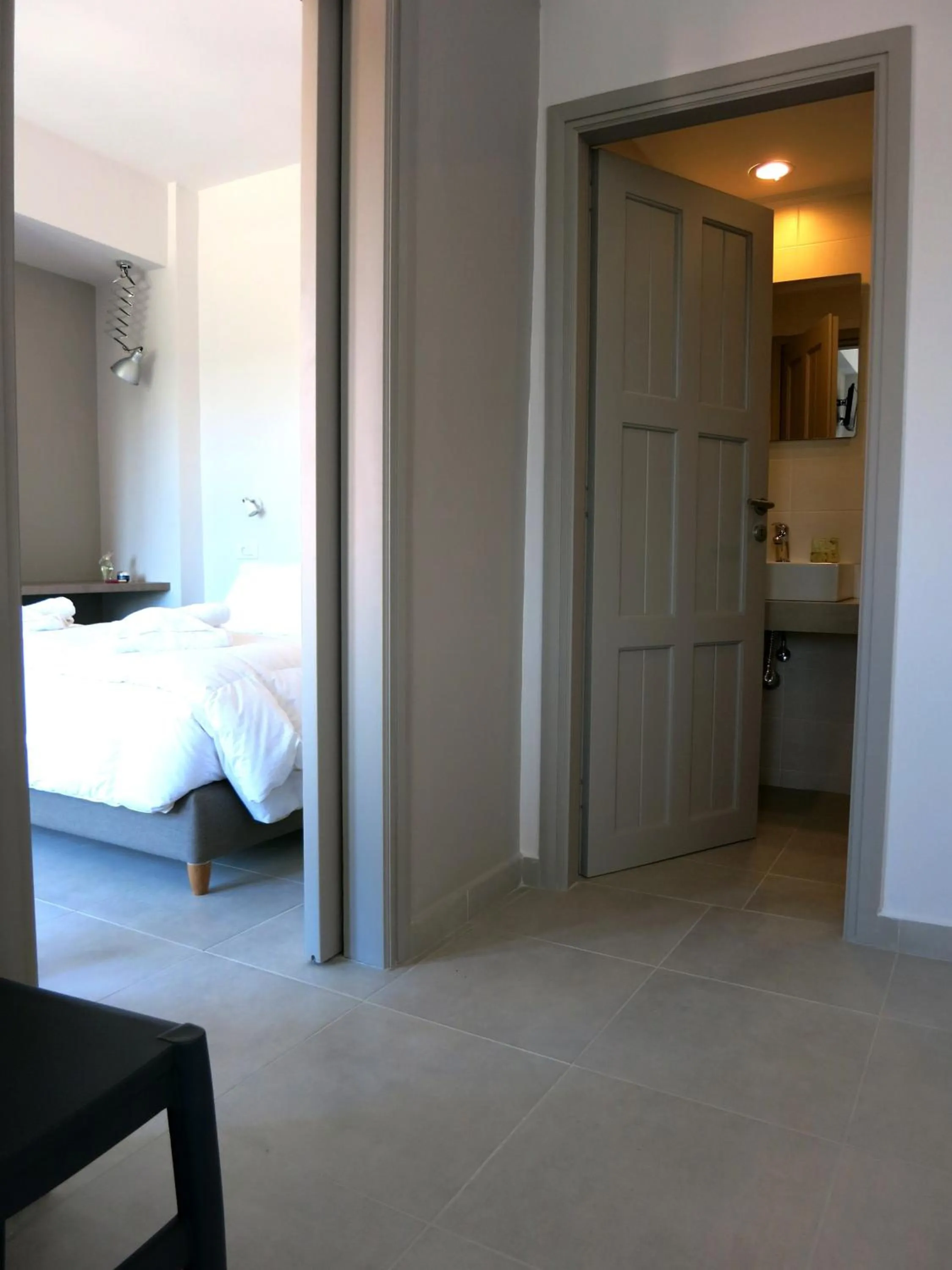 Photo of the whole room, Bed in Amaryllis