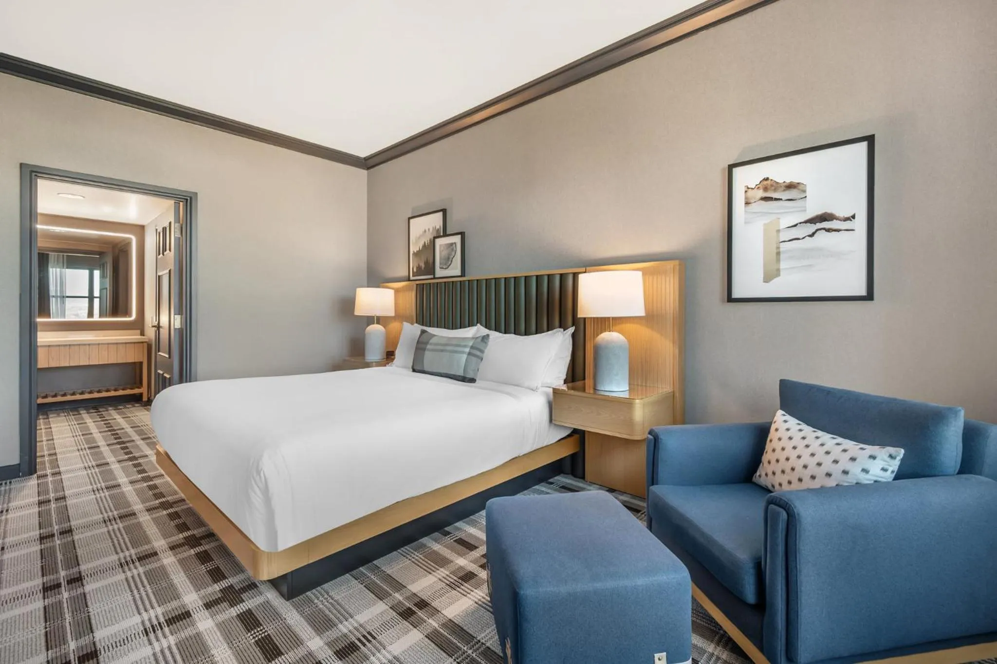 Photo of the whole room, Bed in Omni Interlocken Hotel