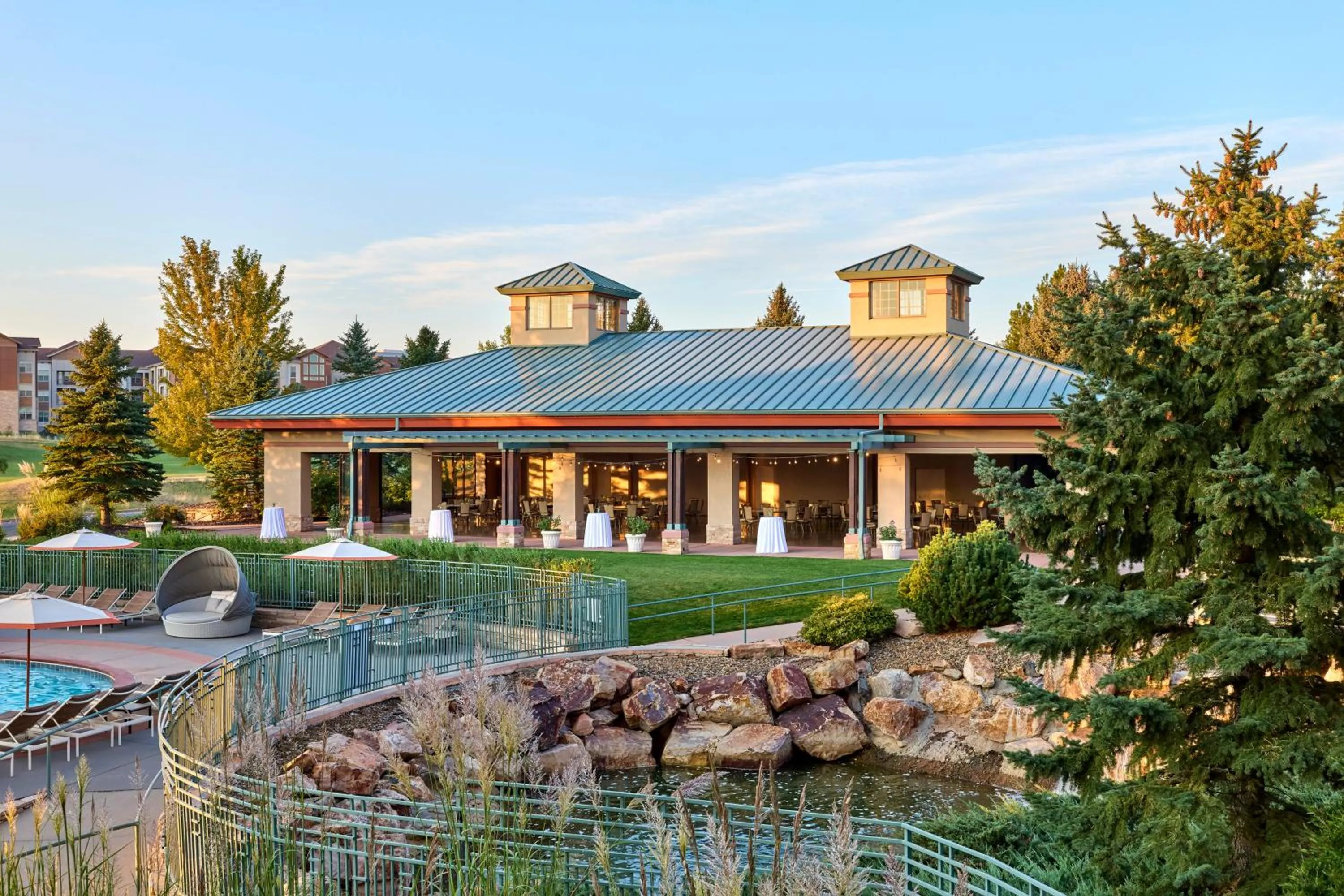 Facade/entrance in Omni Interlocken Hotel