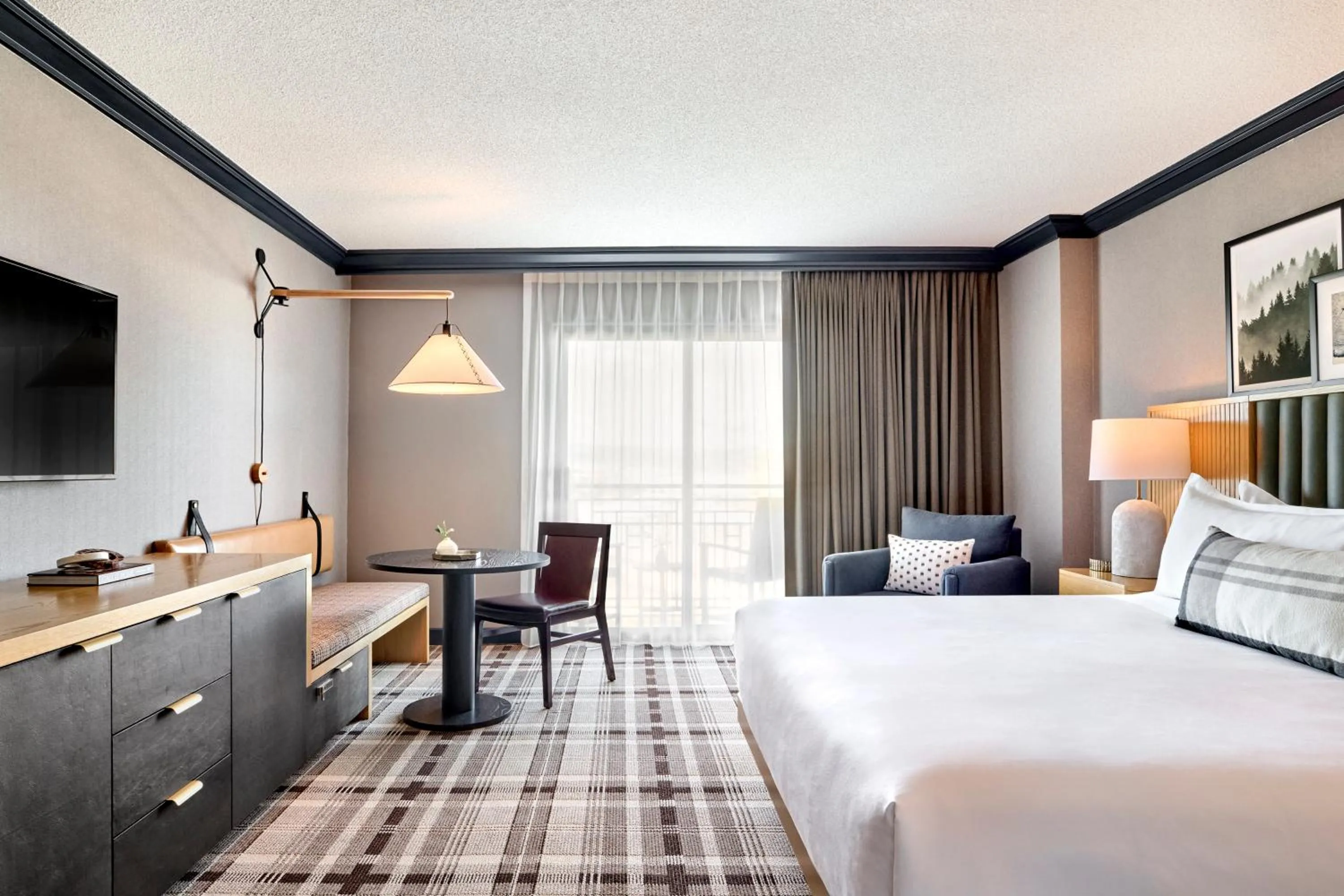 Facade/entrance, Bed in Omni Interlocken Hotel