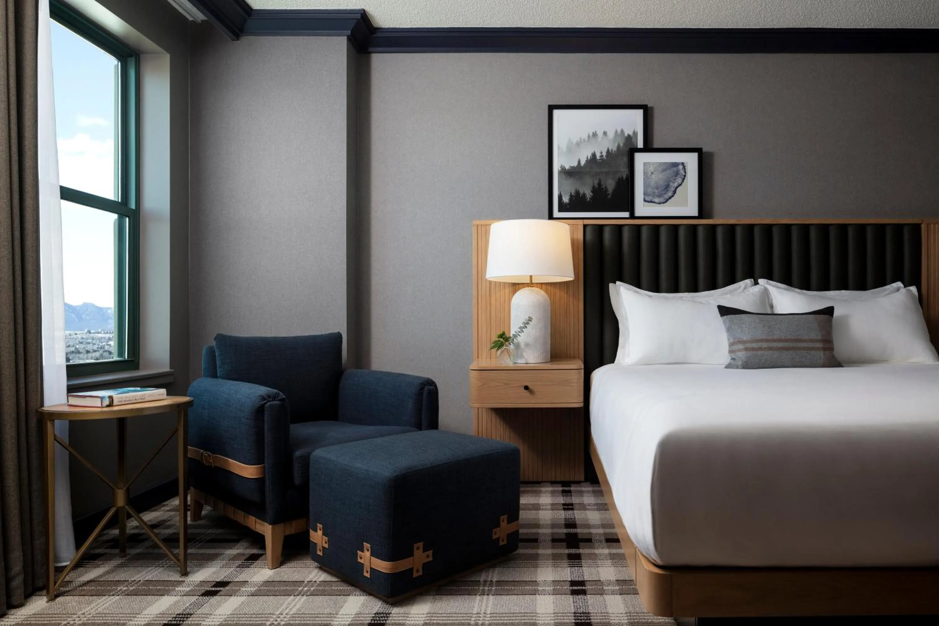 Bedroom, Bed in Omni Interlocken Hotel