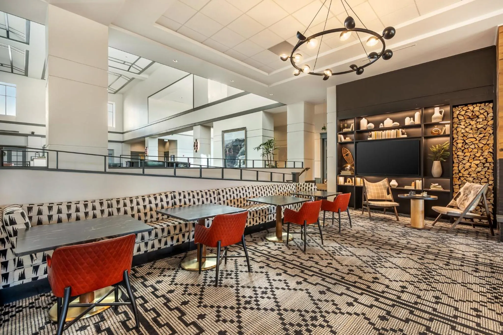 Lobby or reception in Omni Interlocken Hotel