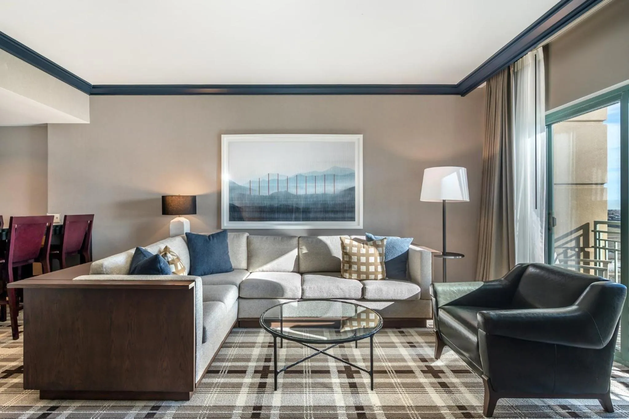 Living room in Omni Interlocken Hotel