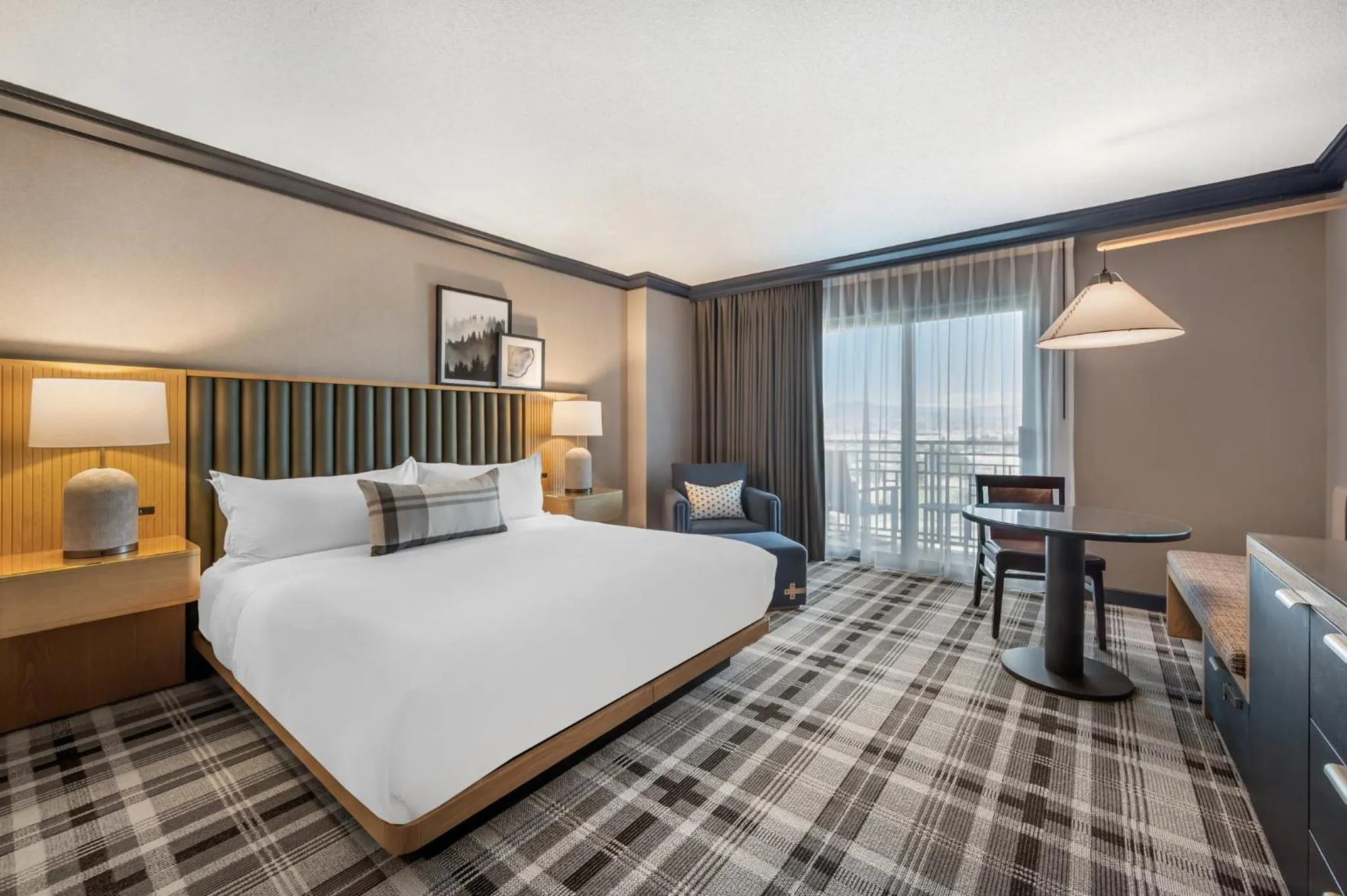 Bedroom, Bed in Omni Interlocken Hotel