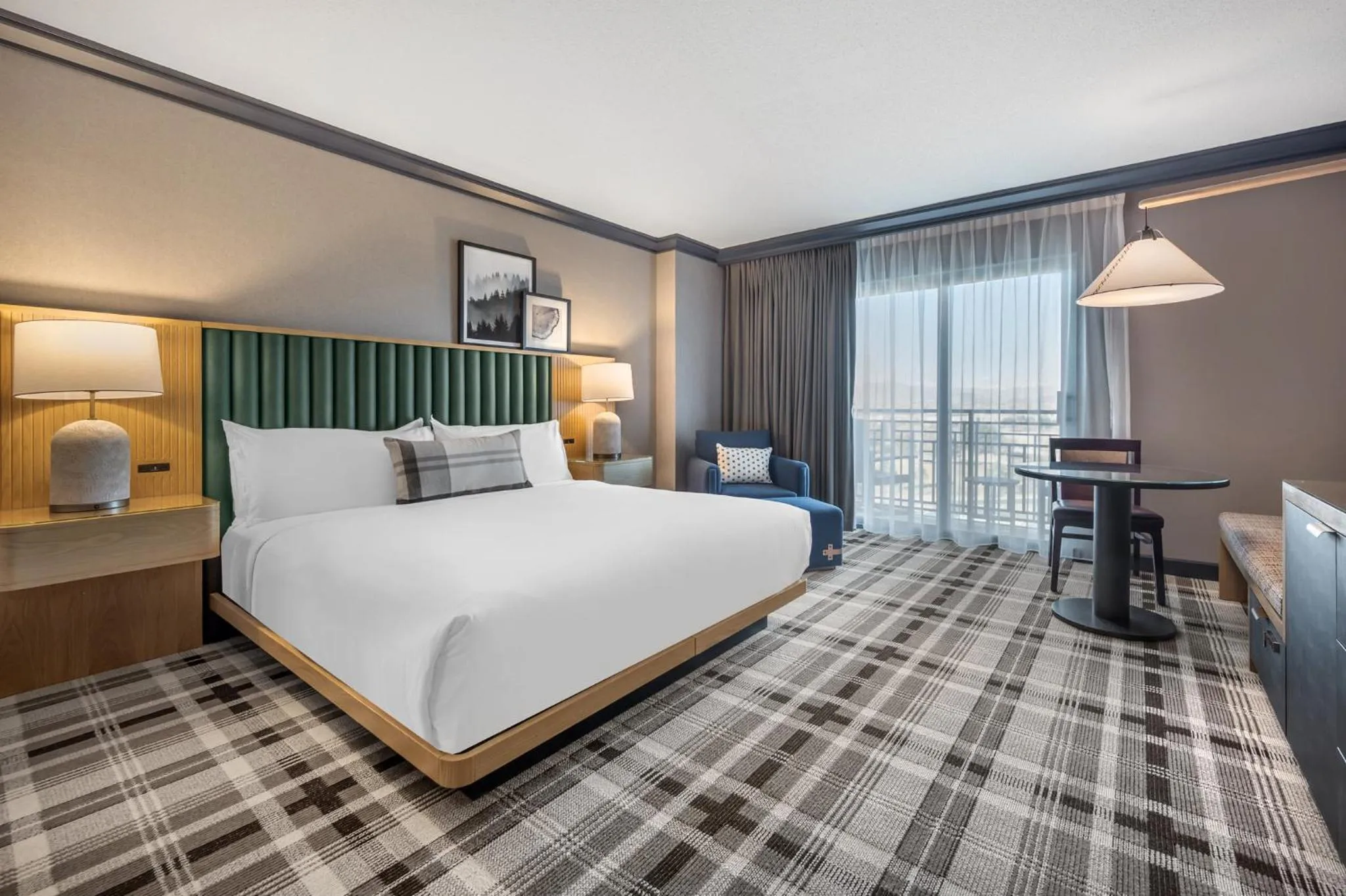 Bedroom, Bed in Omni Interlocken Hotel