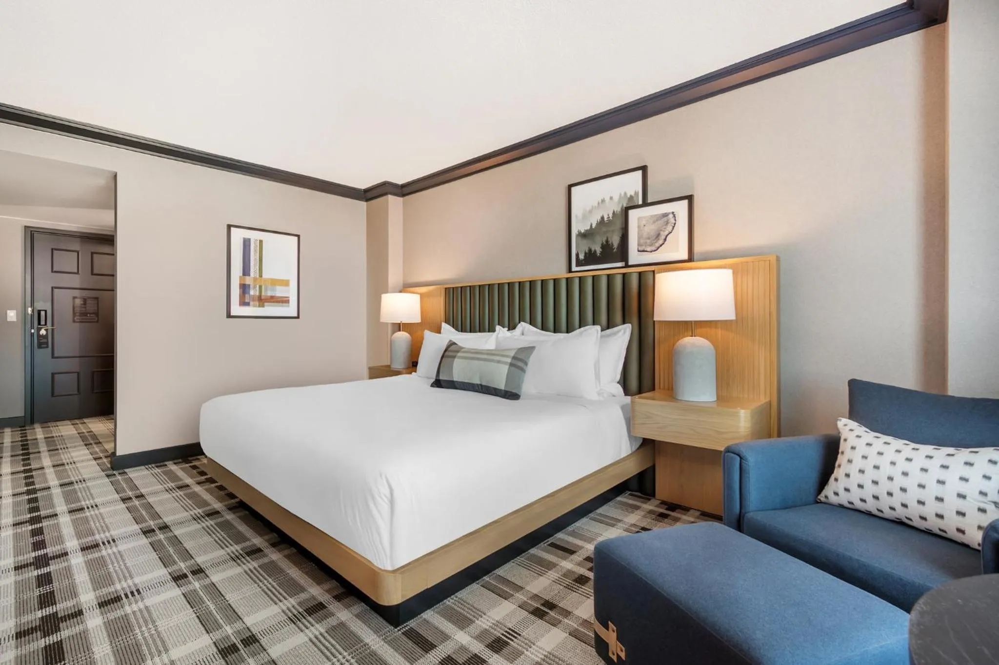 Photo of the whole room, Bed in Omni Interlocken Hotel