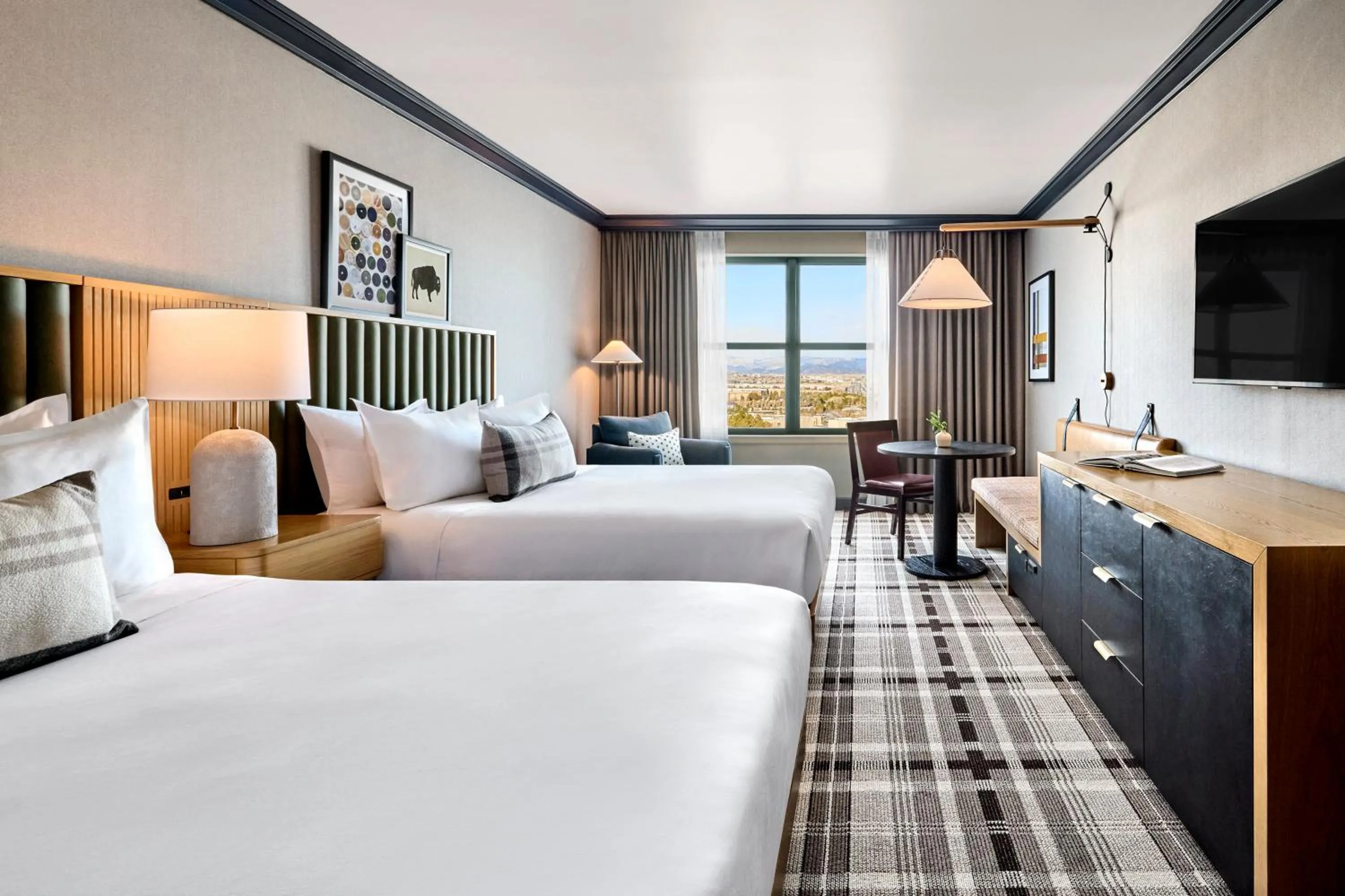 Facade/entrance, Bed in Omni Interlocken Hotel