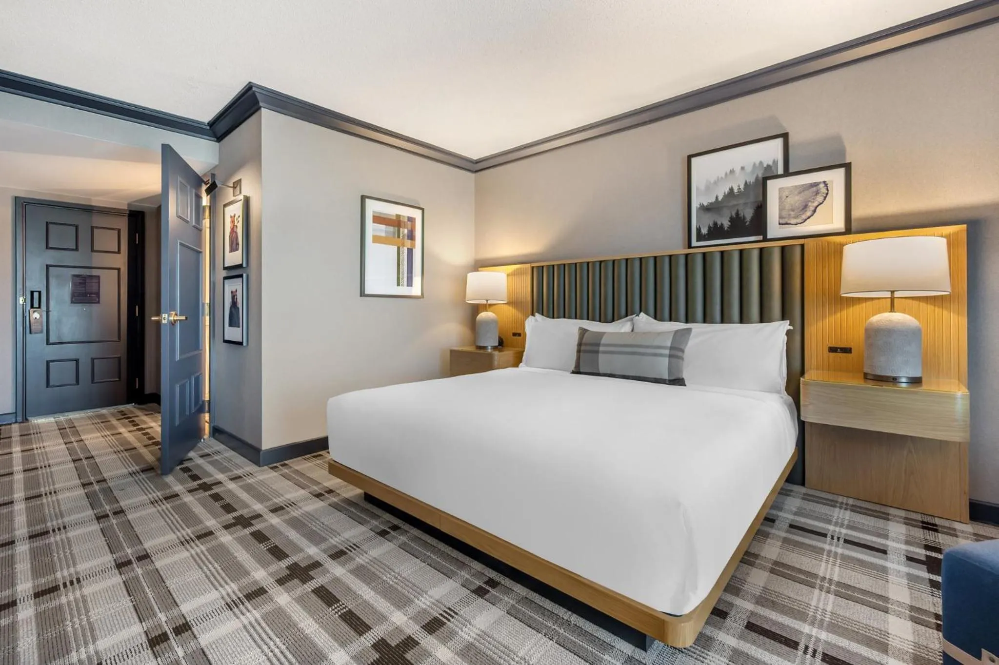 Bedroom, Bed in Omni Interlocken Hotel