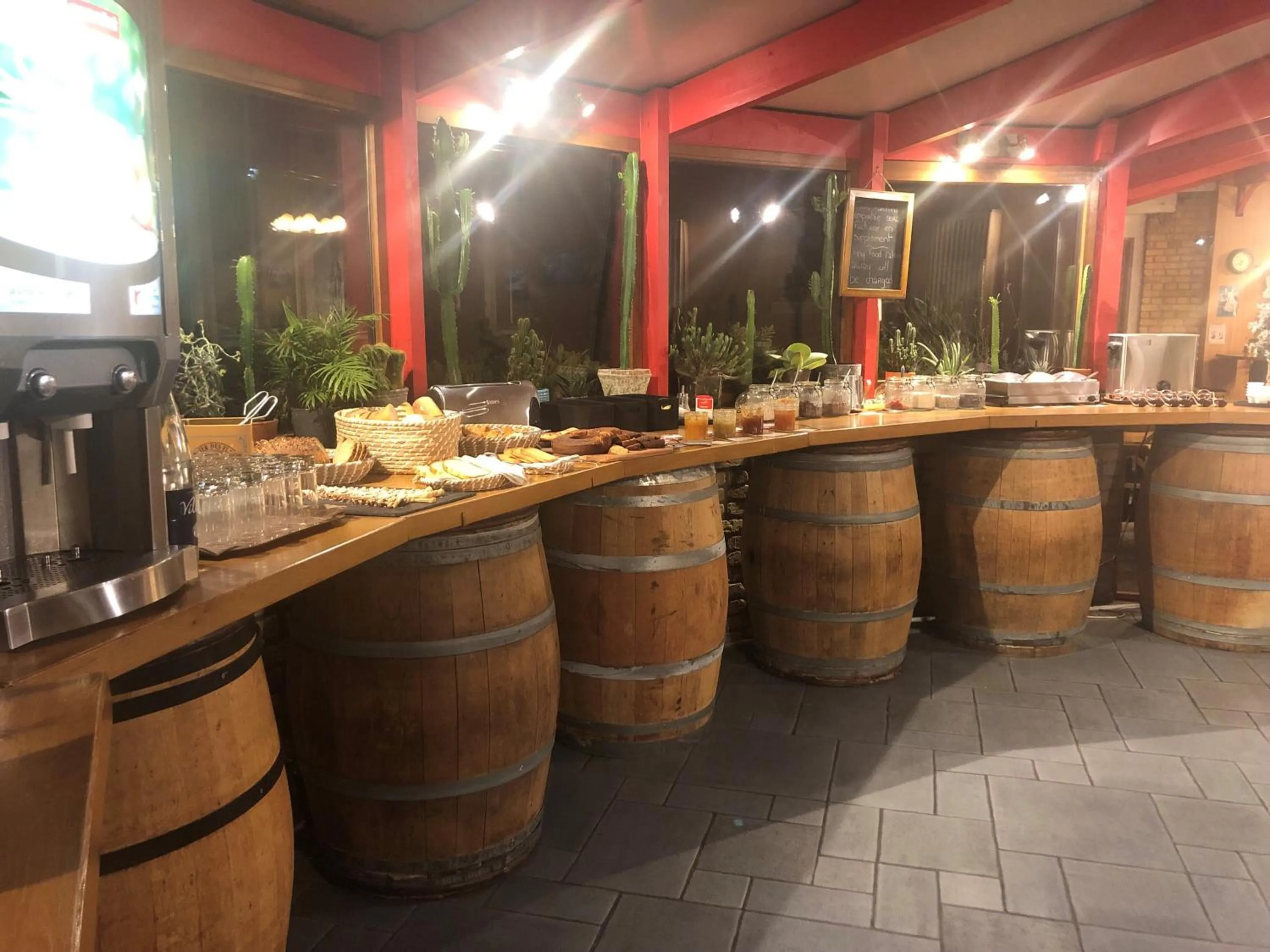 Buffet breakfast in Hôtel - Restaurant Au Tonnelier