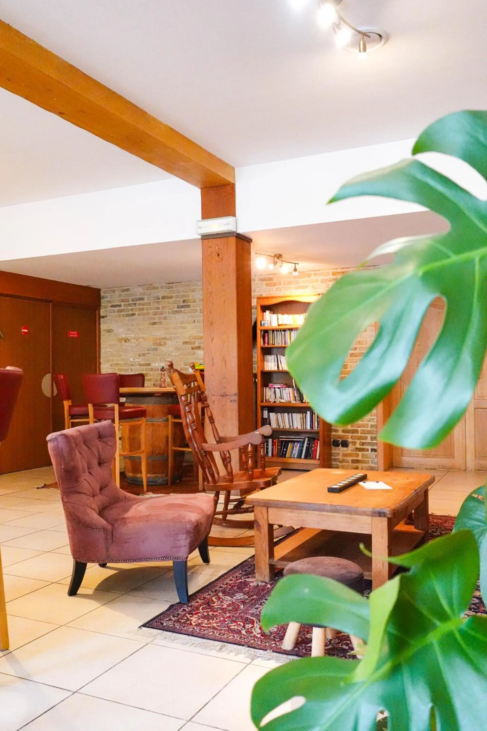 Library in Hôtel - Restaurant Au Tonnelier