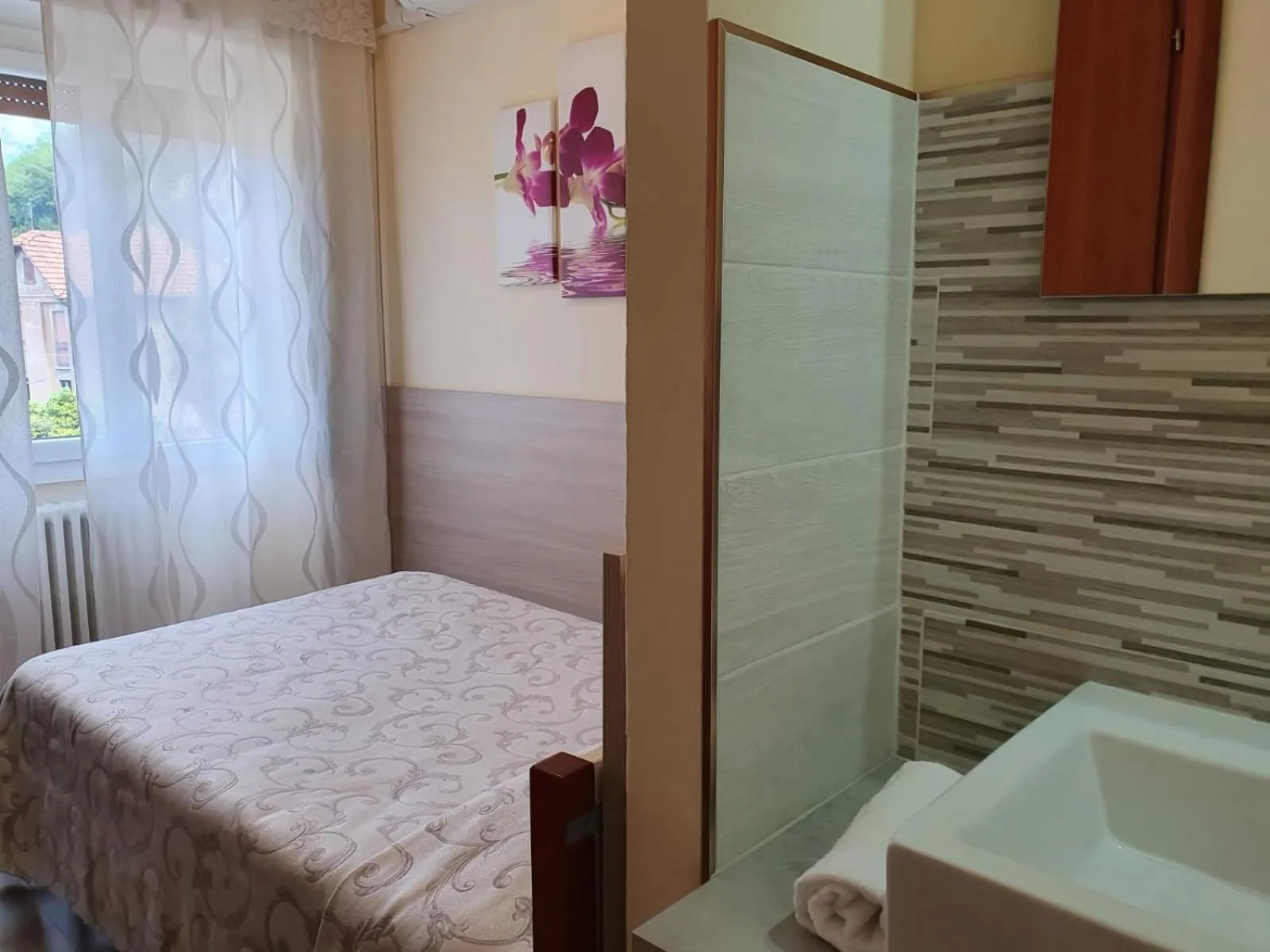 Bed in Albergo Paradiso