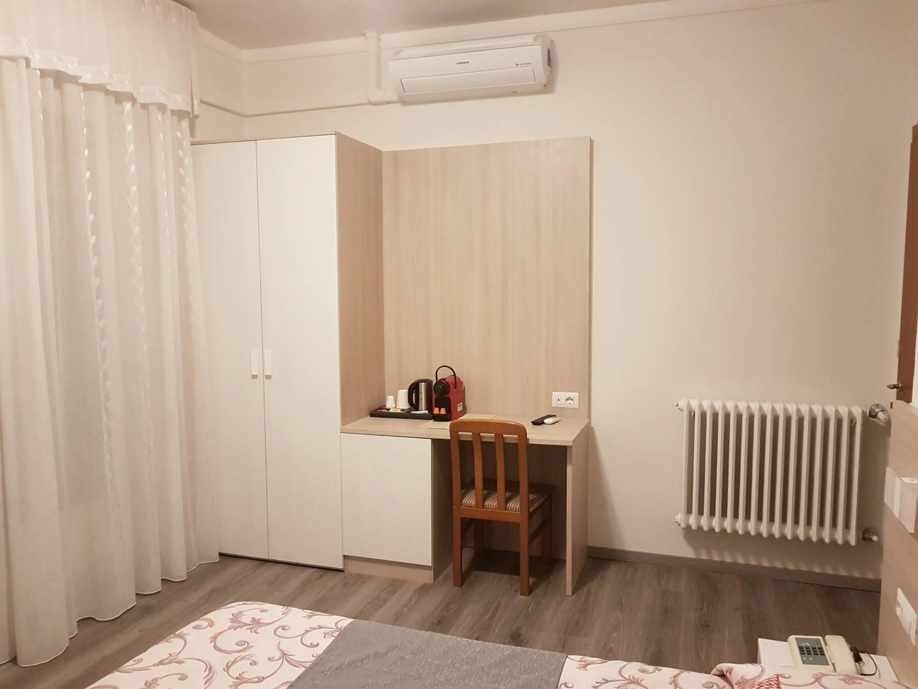 Coffee/tea facilities, Bed in Albergo Paradiso