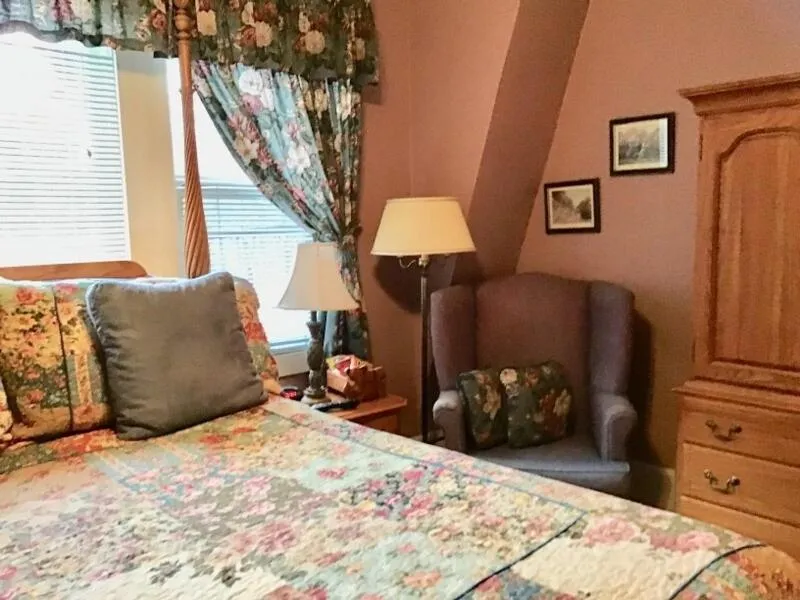 Bed in Brookview Manor Inn