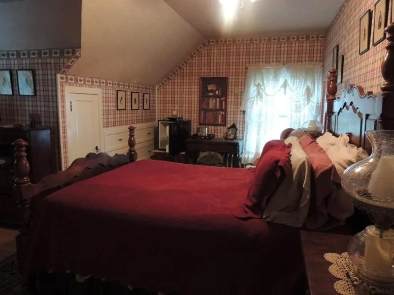 Bed in Brookview Manor Inn