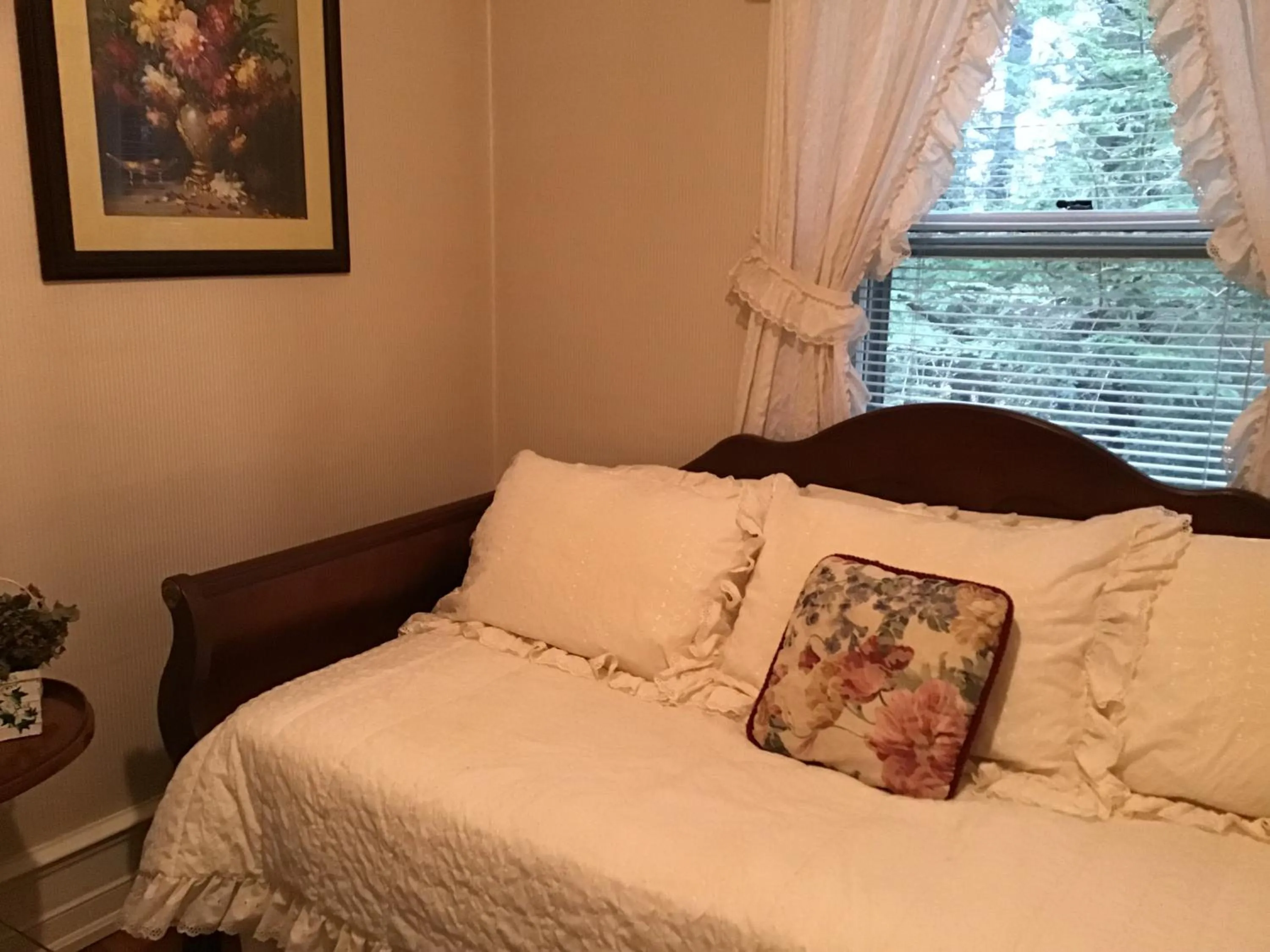 cot, Bed in Brookview Manor Inn