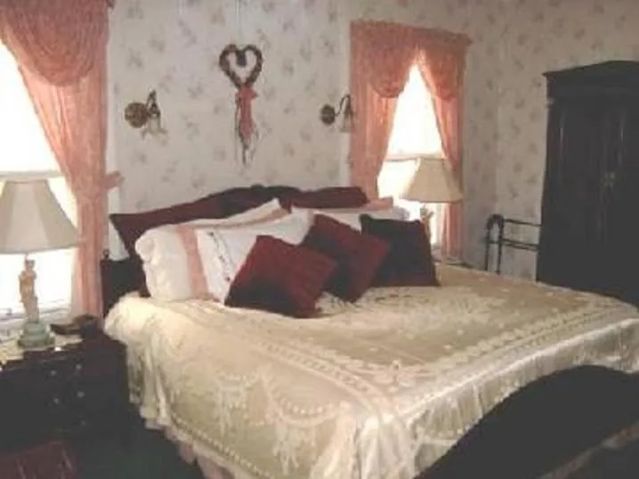 Bed in Brookview Manor Inn