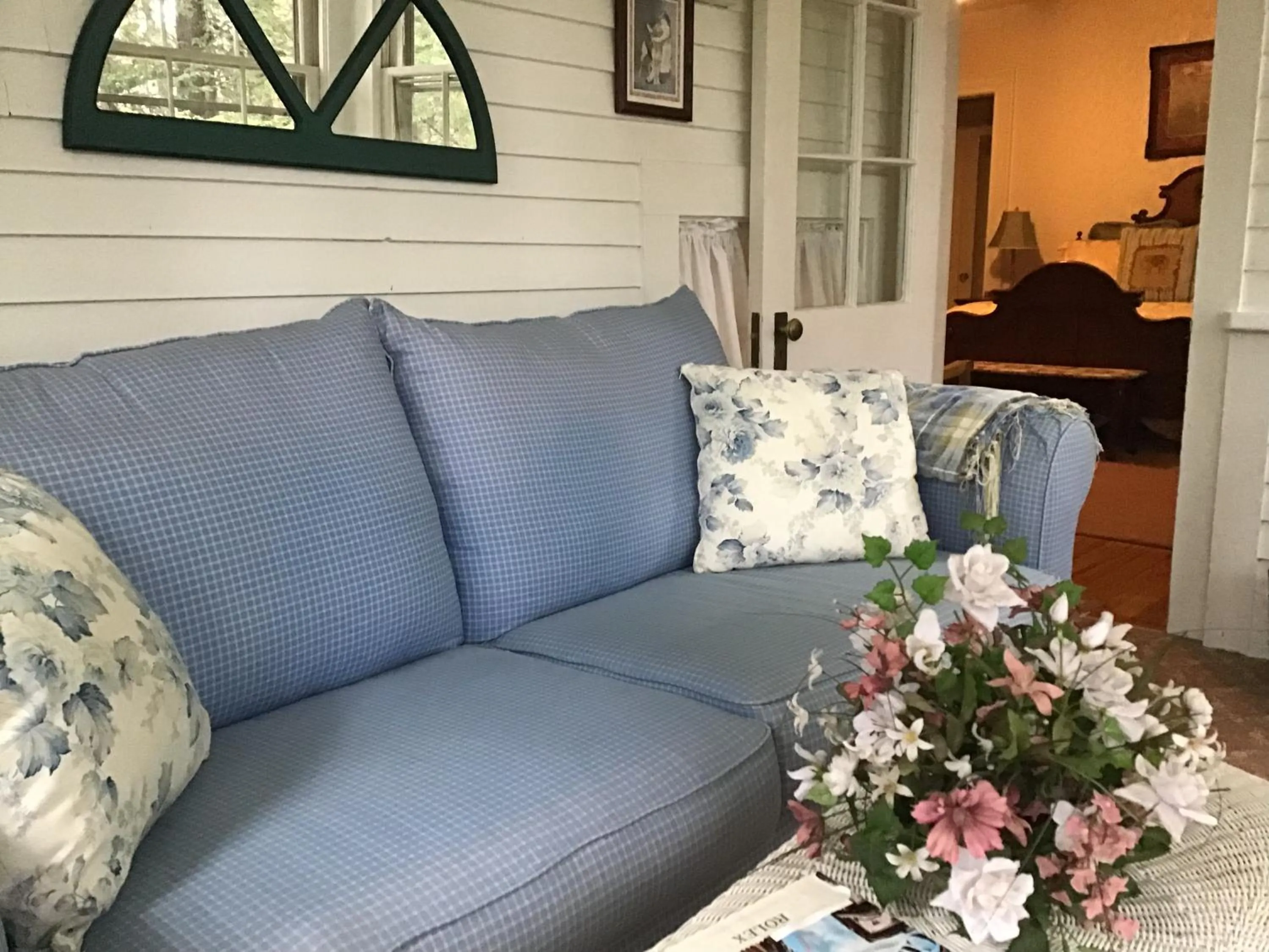 Living room in Brookview Manor Inn