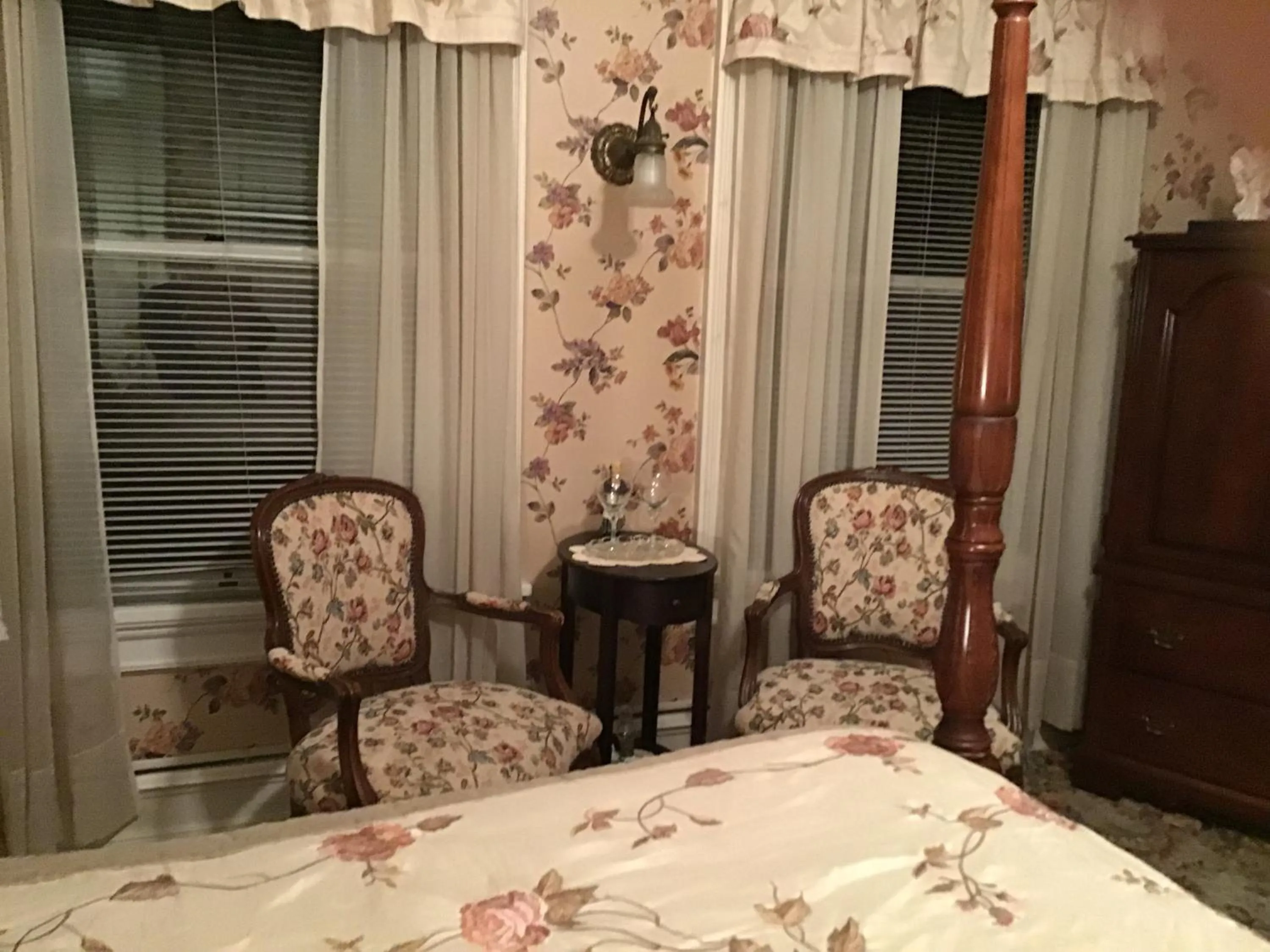 Seating area, Bed in Brookview Manor Inn