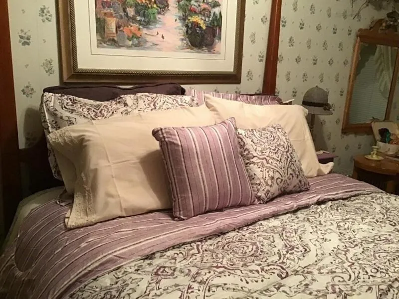 Bed in Brookview Manor Inn