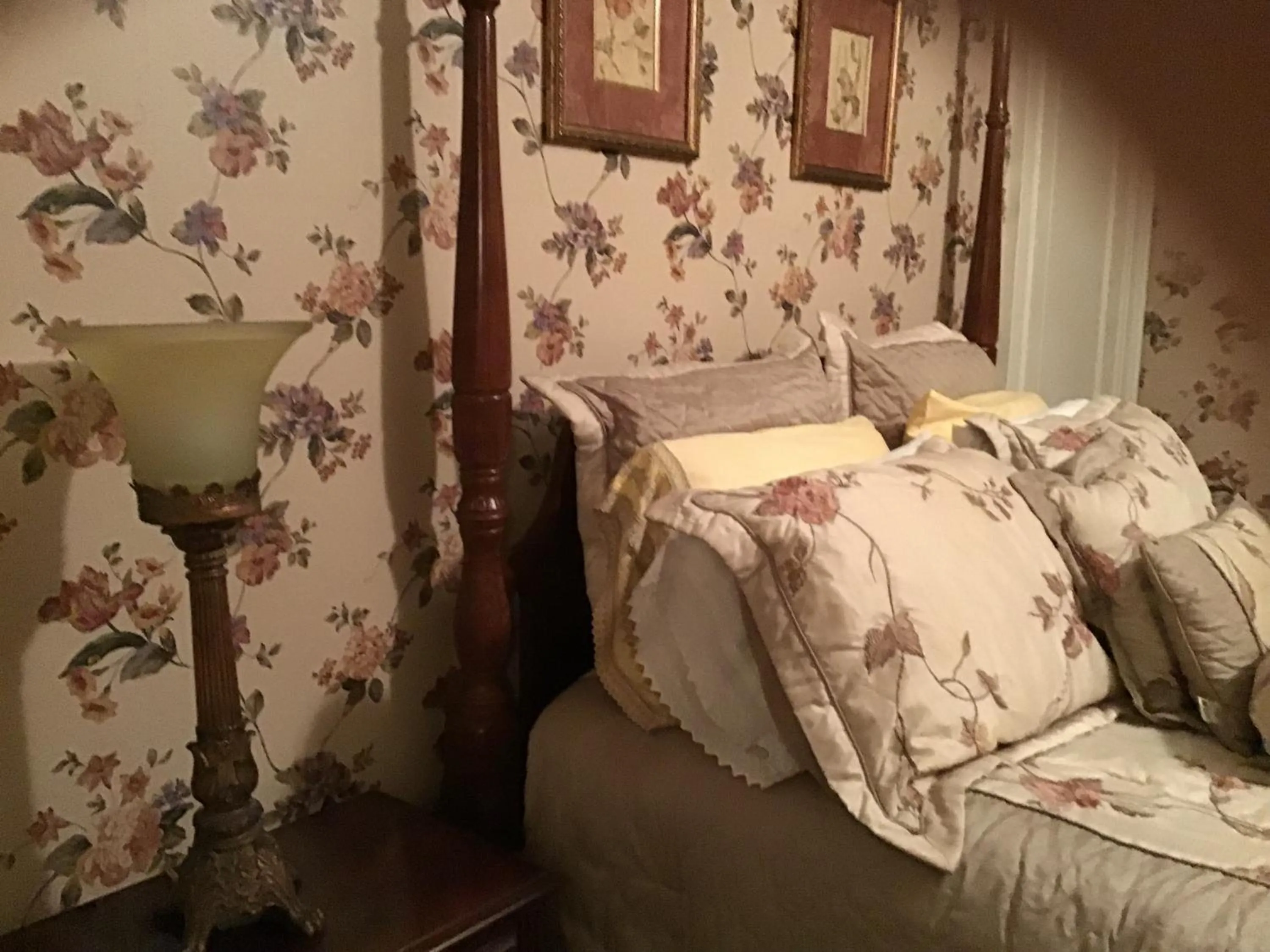 Bed in Brookview Manor Inn