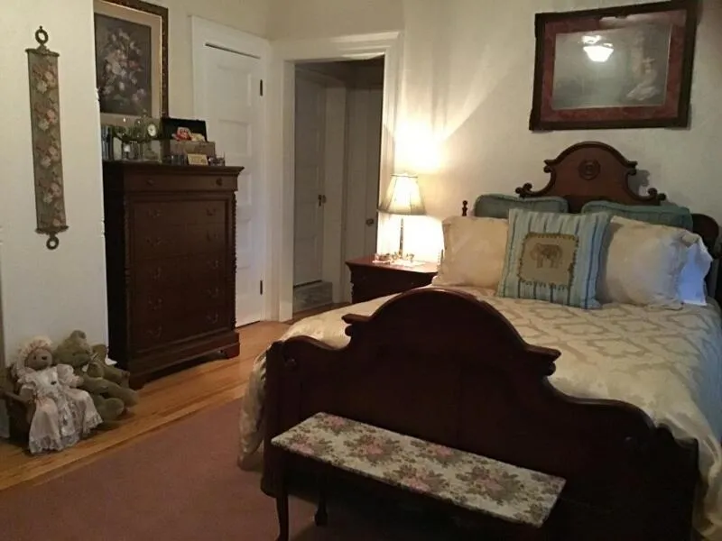 Bed in Brookview Manor Inn