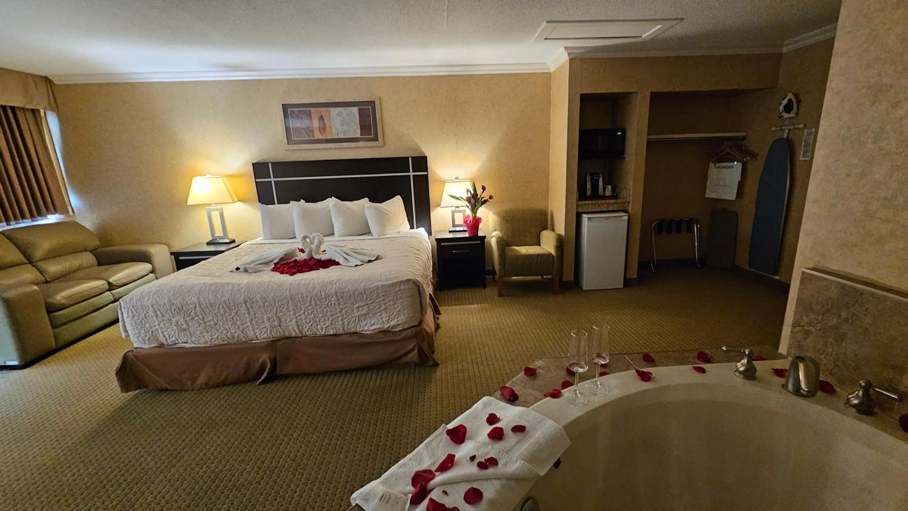 Hot Tub, Bed in The George Dawson Inn & Conference Centre