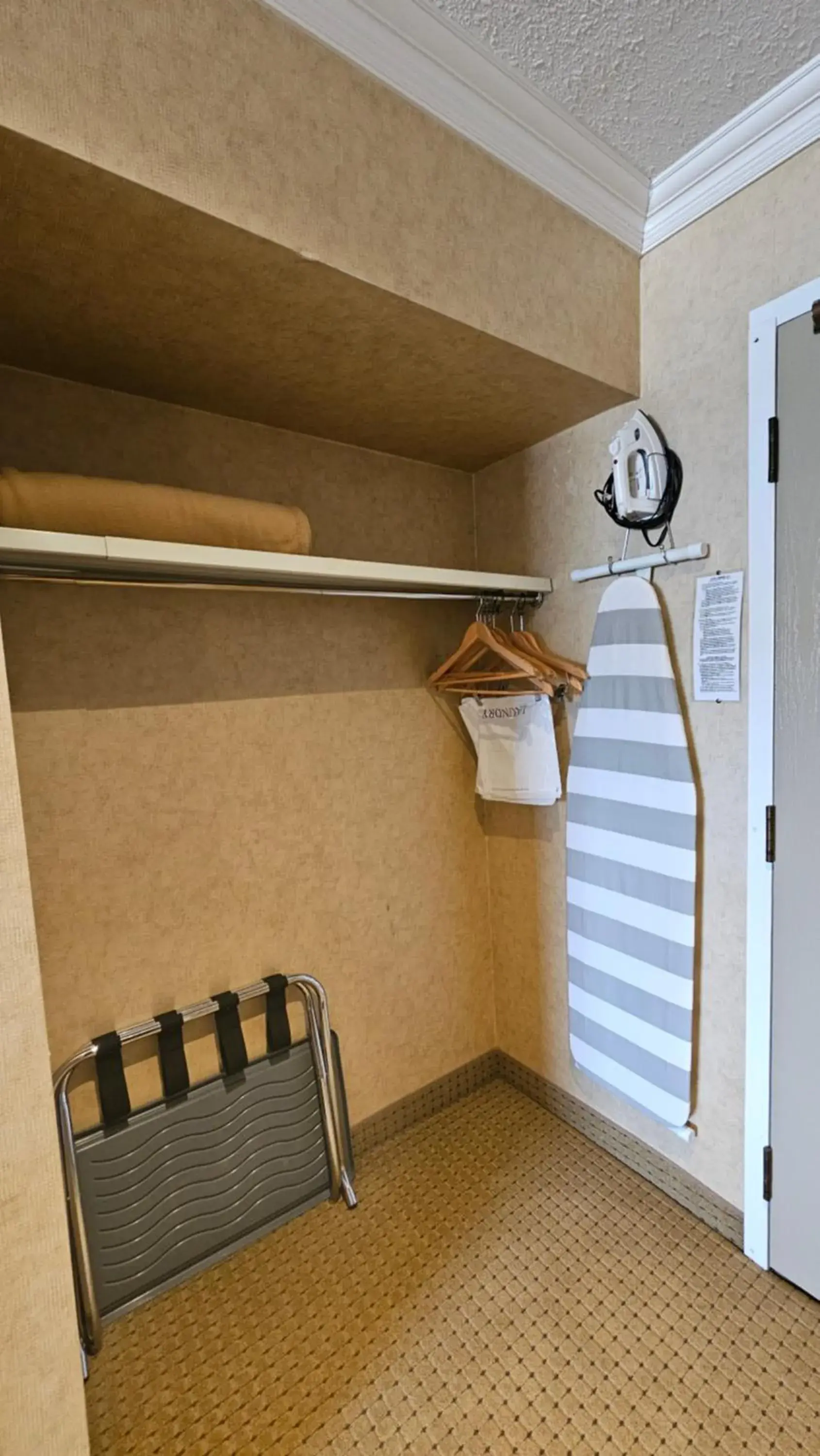 Deluxe Queen Room in The George Dawson Inn & Conference Centre Deluxe Queen Room in The George Dawson Inn & Conference Centre