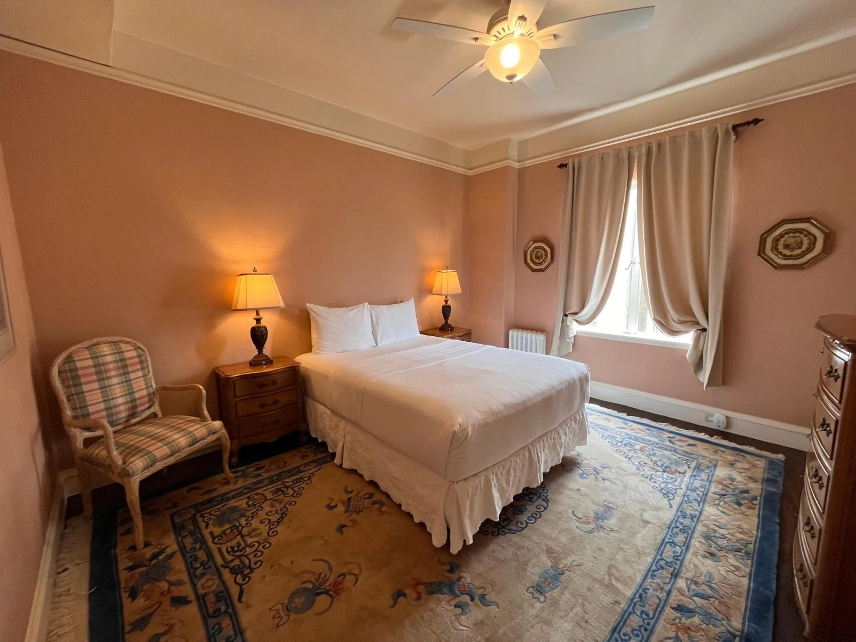 Photo of the whole room, Bed in Berkeley City Club Hotel