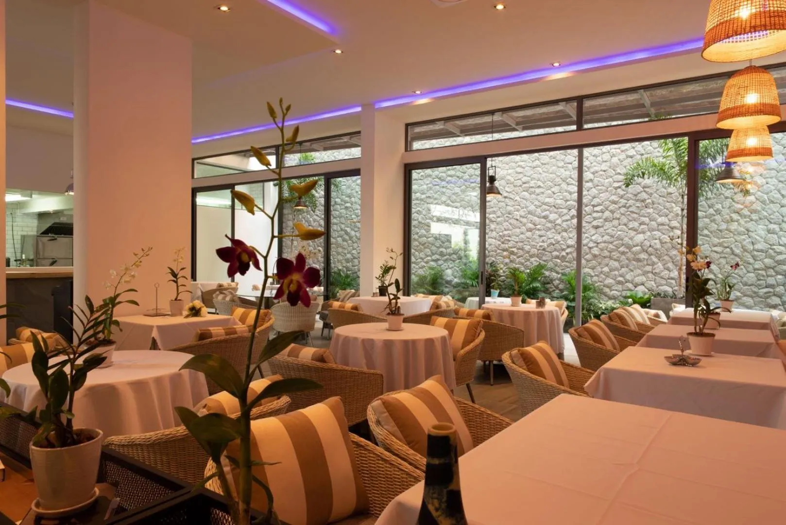 Restaurant/places to eat in Patong Heights