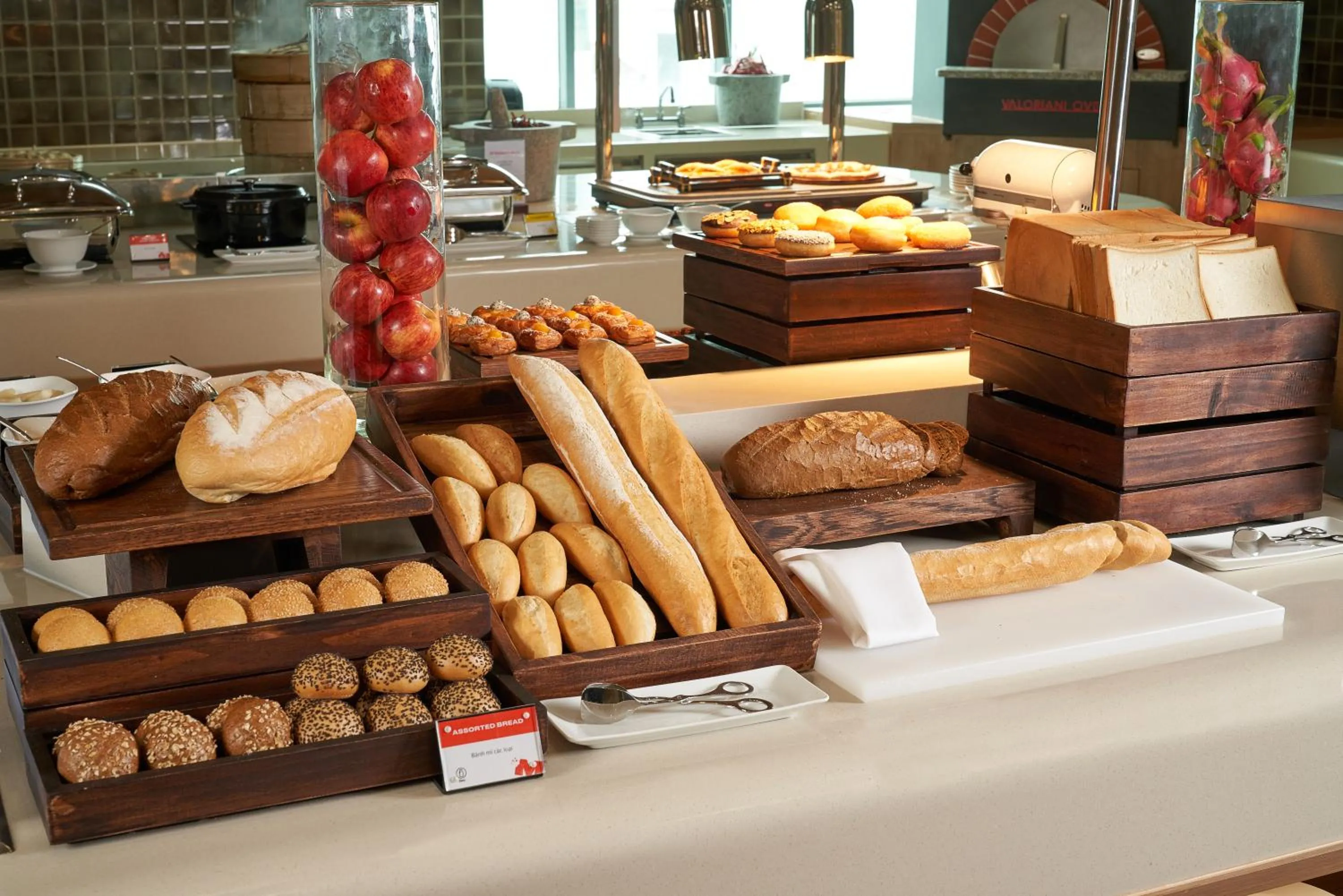 Restaurant/places to eat in Holiday Inn & Suites Saigon Airport by IHG