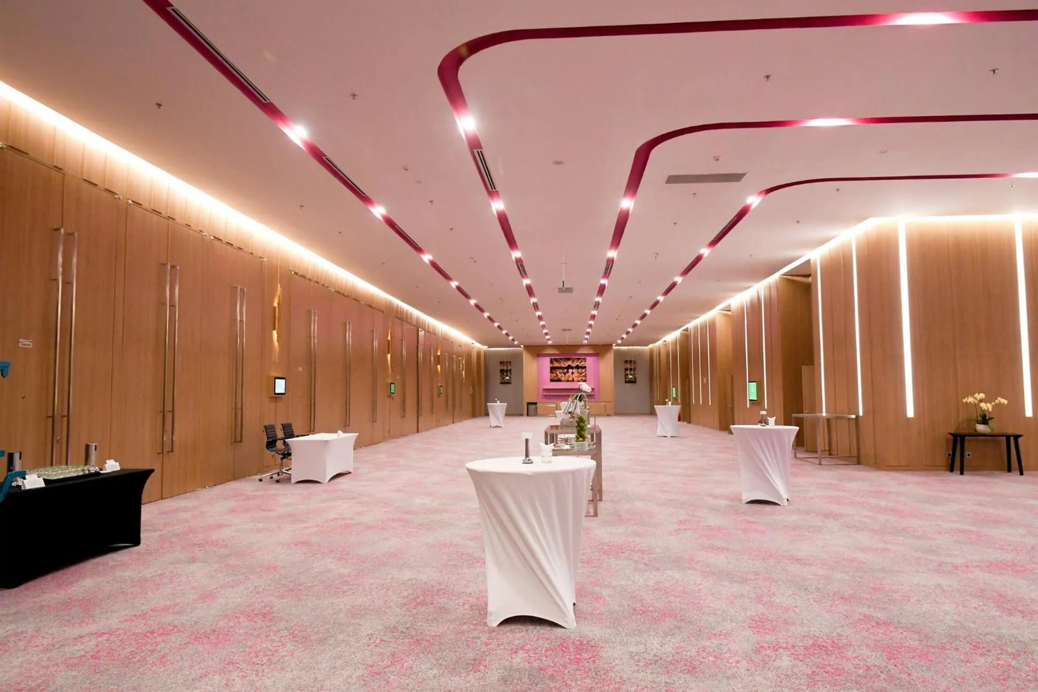 Lobby or reception in Holiday Inn & Suites Saigon Airport by IHG