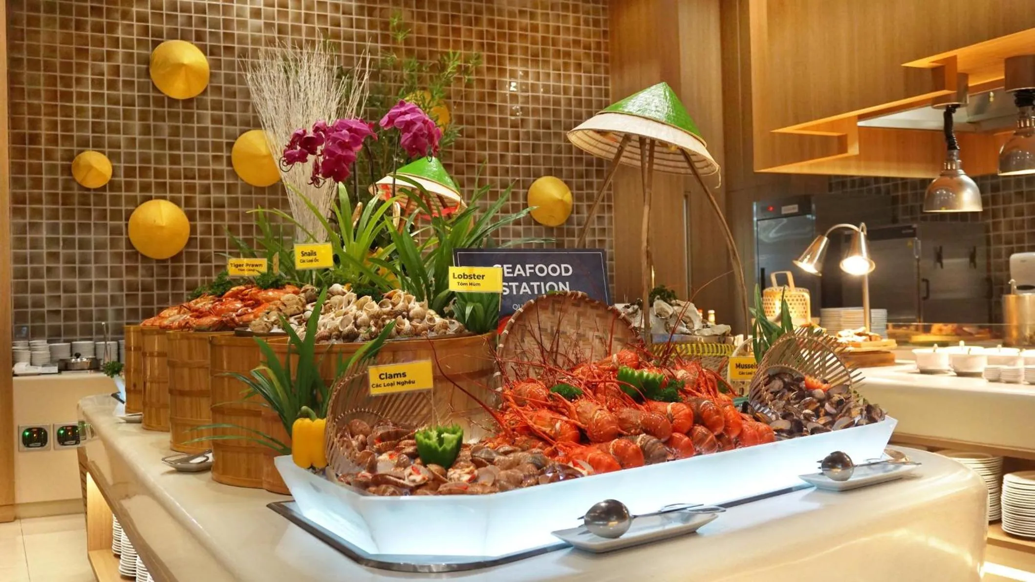 Restaurant/places to eat in Holiday Inn & Suites Saigon Airport by IHG