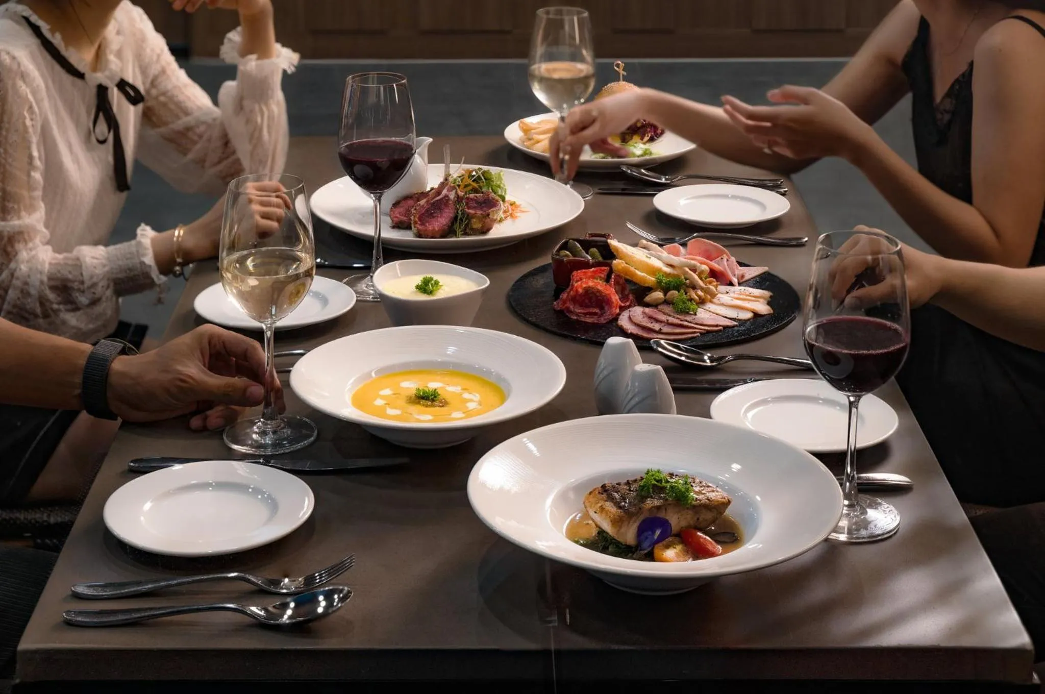 Restaurant/places to eat in Holiday Inn & Suites Saigon Airport by IHG