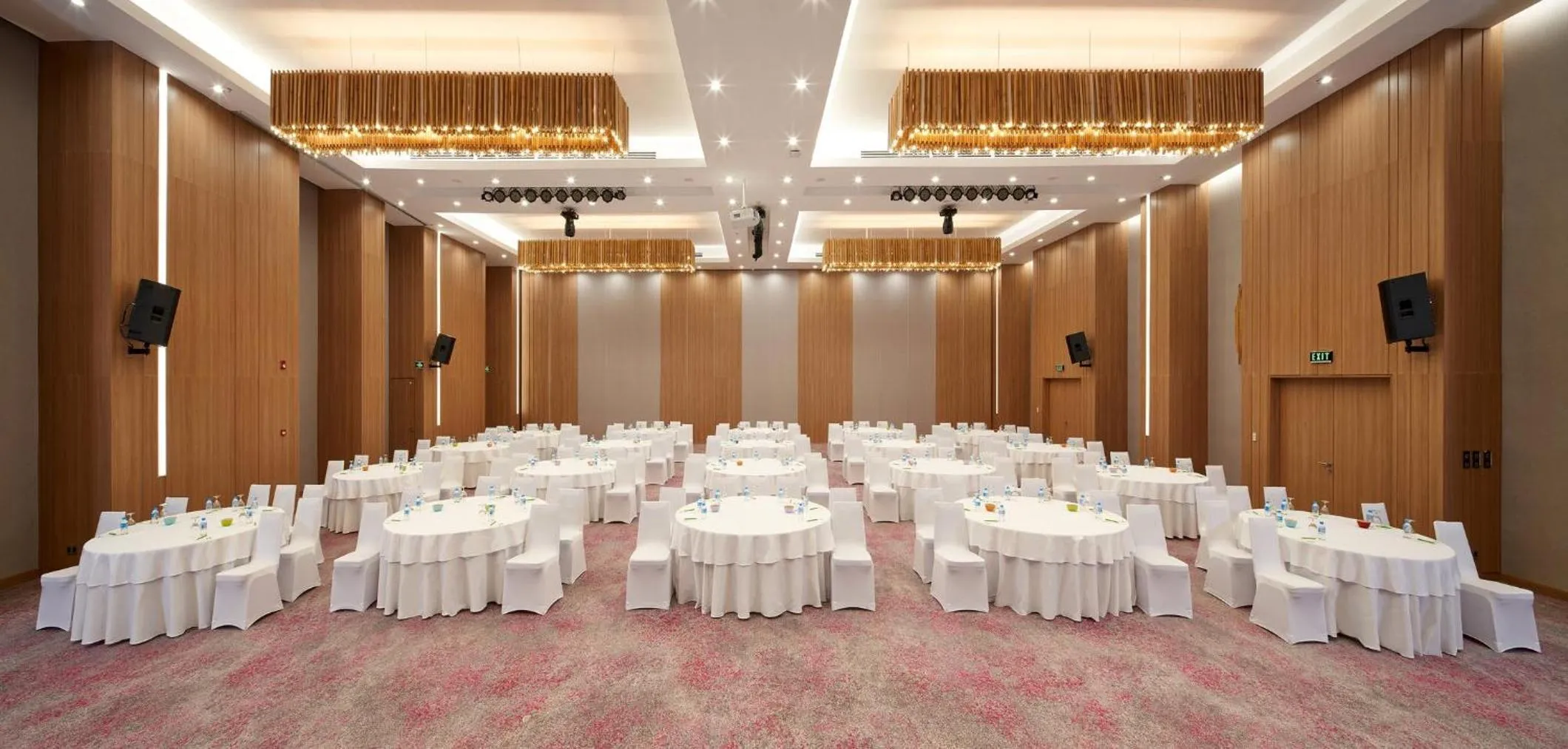 Meeting/conference room in Holiday Inn & Suites Saigon Airport by IHG