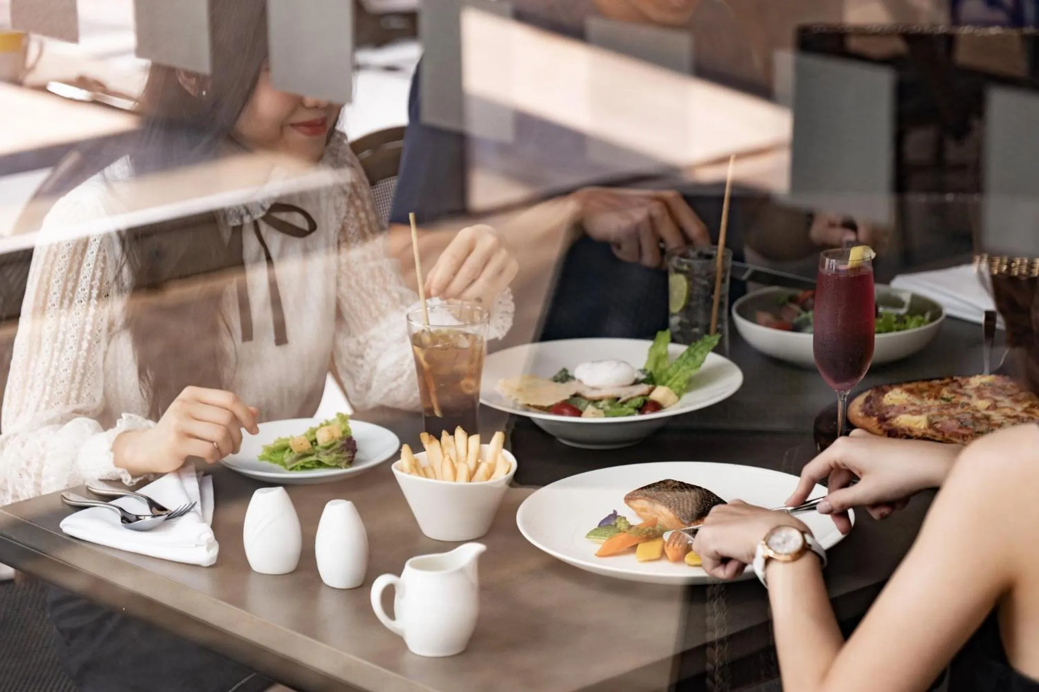 Restaurant/places to eat in Holiday Inn & Suites Saigon Airport by IHG