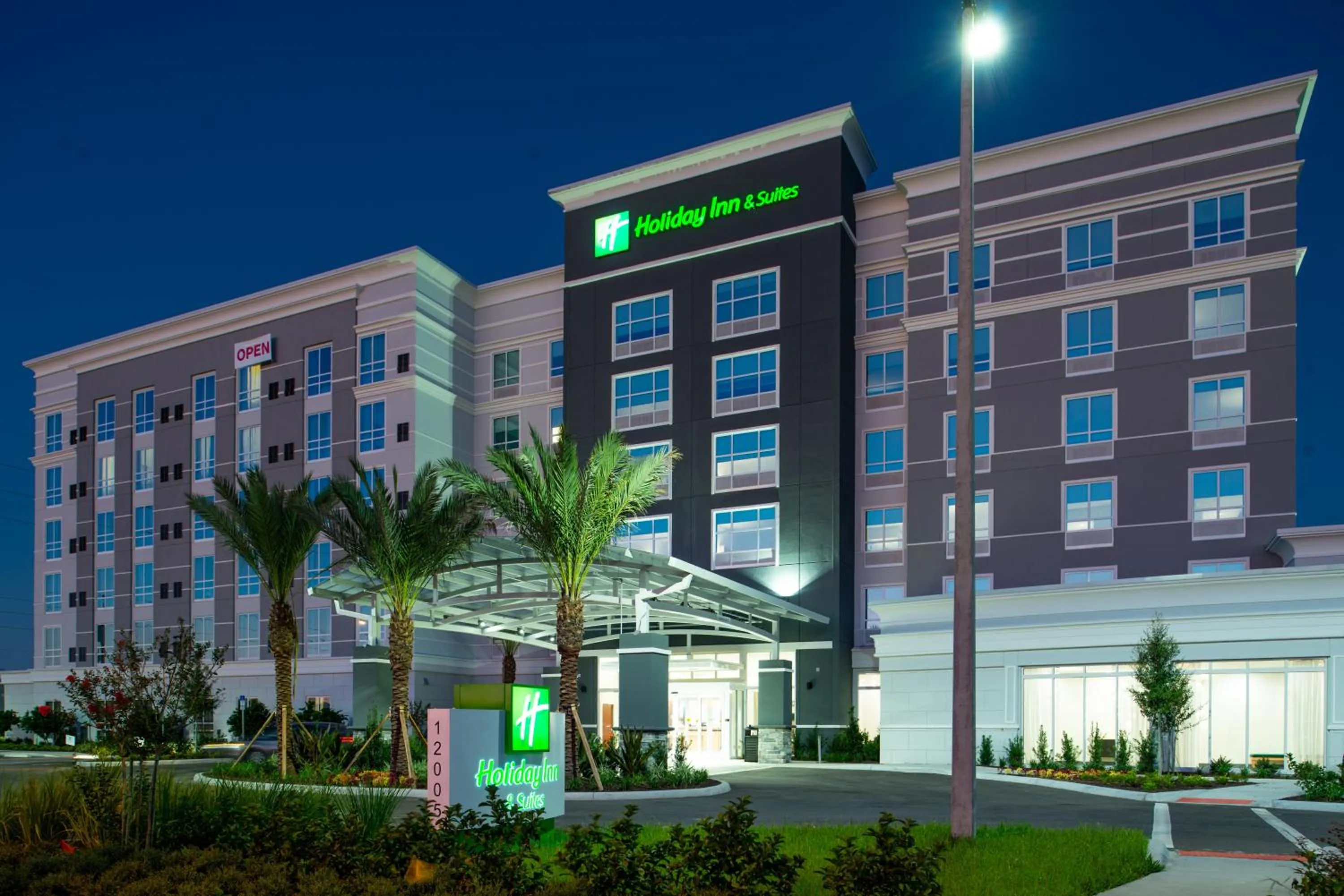 Property building in Holiday Inn & Suites Orlando - I-Drive - Theme Parks by IHG