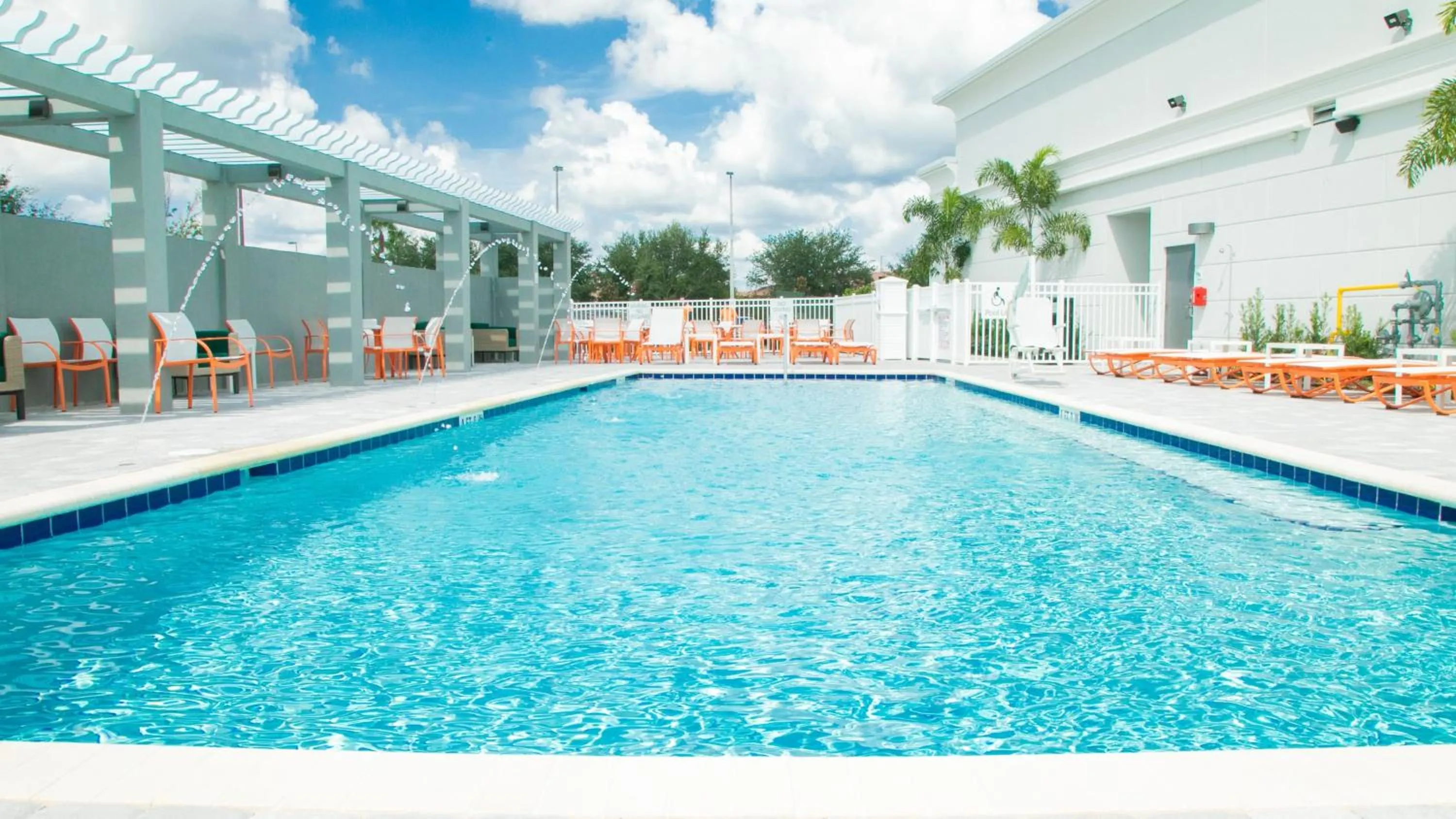 Swimming pool in Holiday Inn & Suites Orlando - I-Drive - Theme Parks by IHG