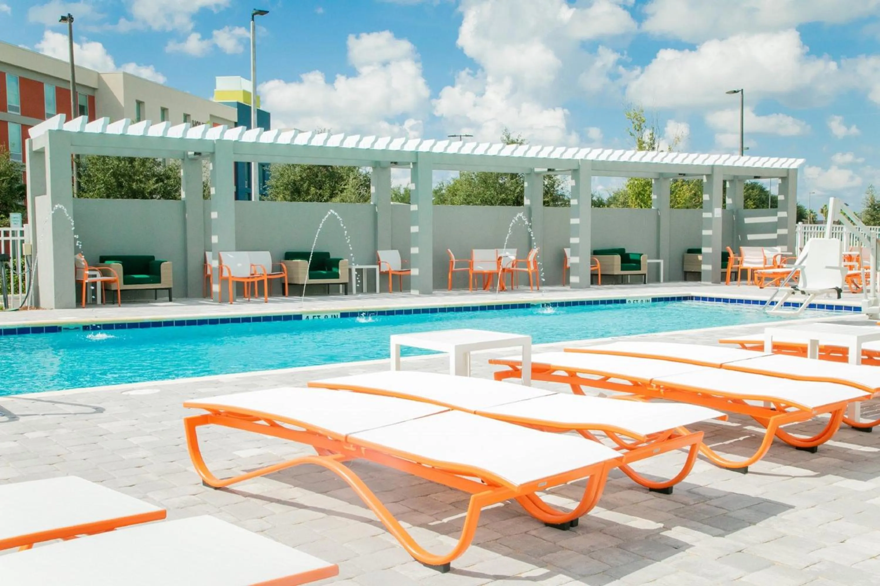 Swimming pool in Holiday Inn & Suites Orlando - I-Drive - Theme Parks by IHG