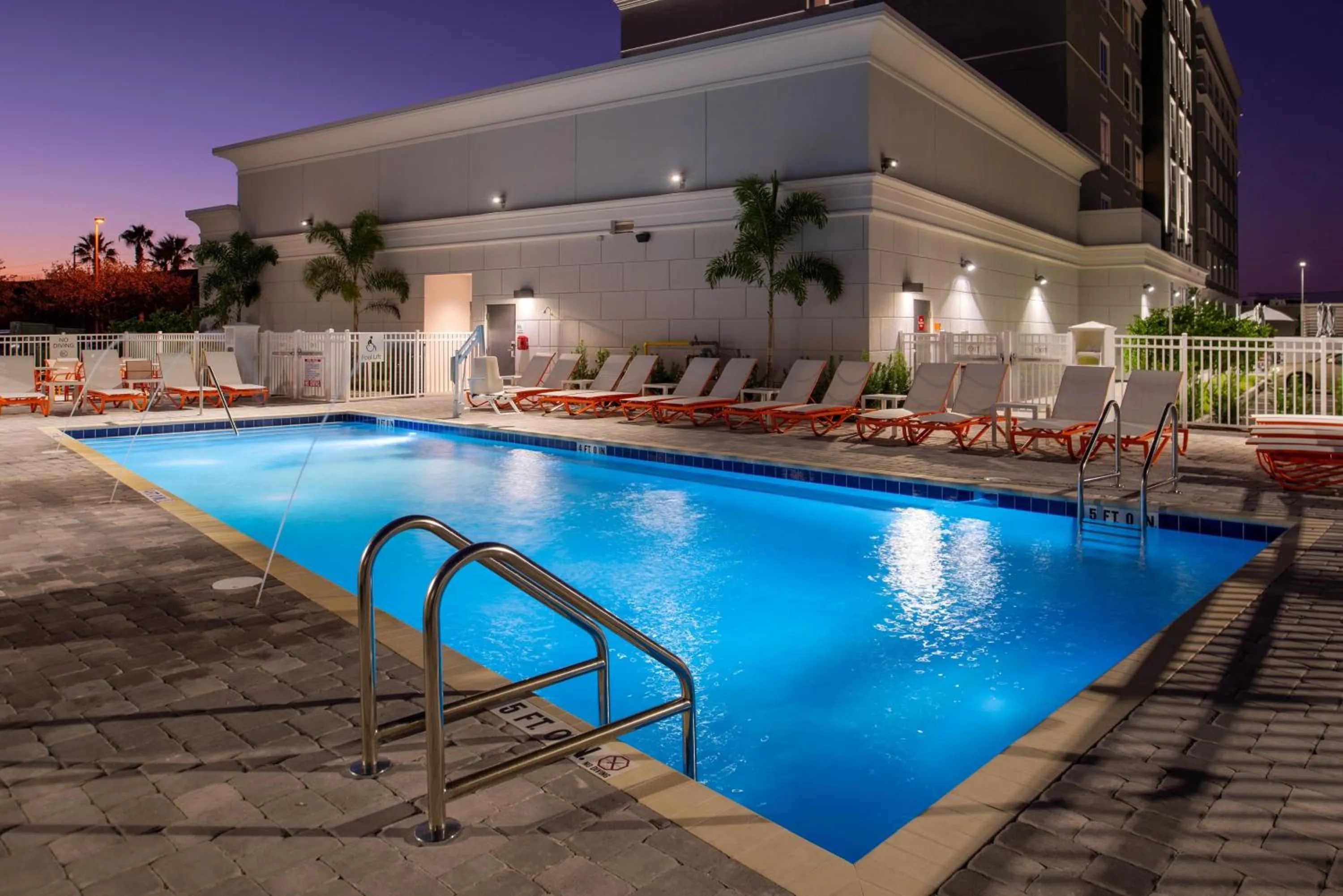 Swimming pool in Holiday Inn & Suites Orlando - I-Drive - Theme Parks by IHG