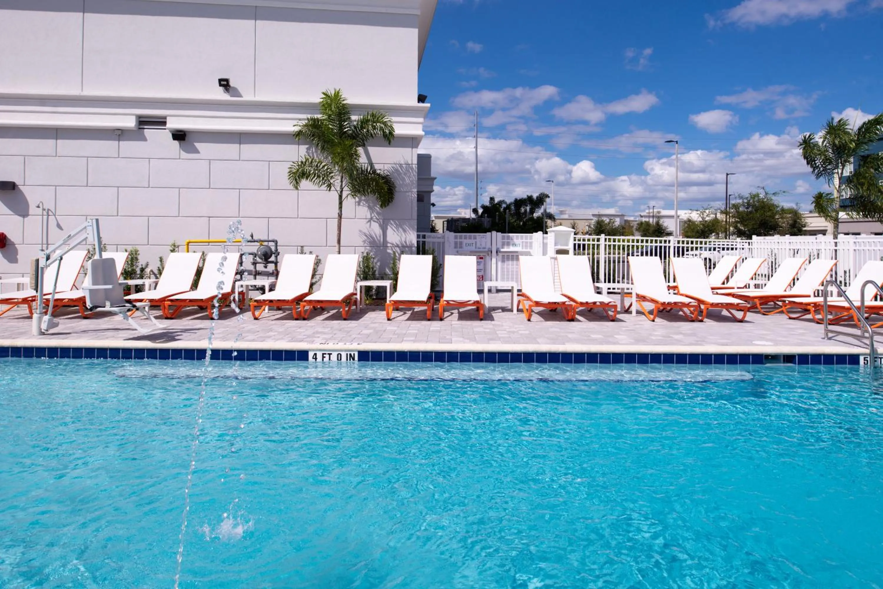 Swimming pool in Holiday Inn & Suites Orlando - I-Drive - Theme Parks by IHG