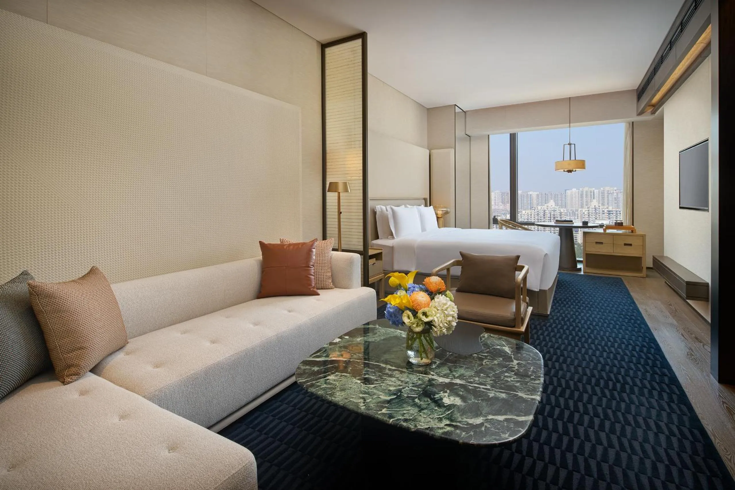 Living room, Bed in InterContinental Xi'an Hi-Tech Zone