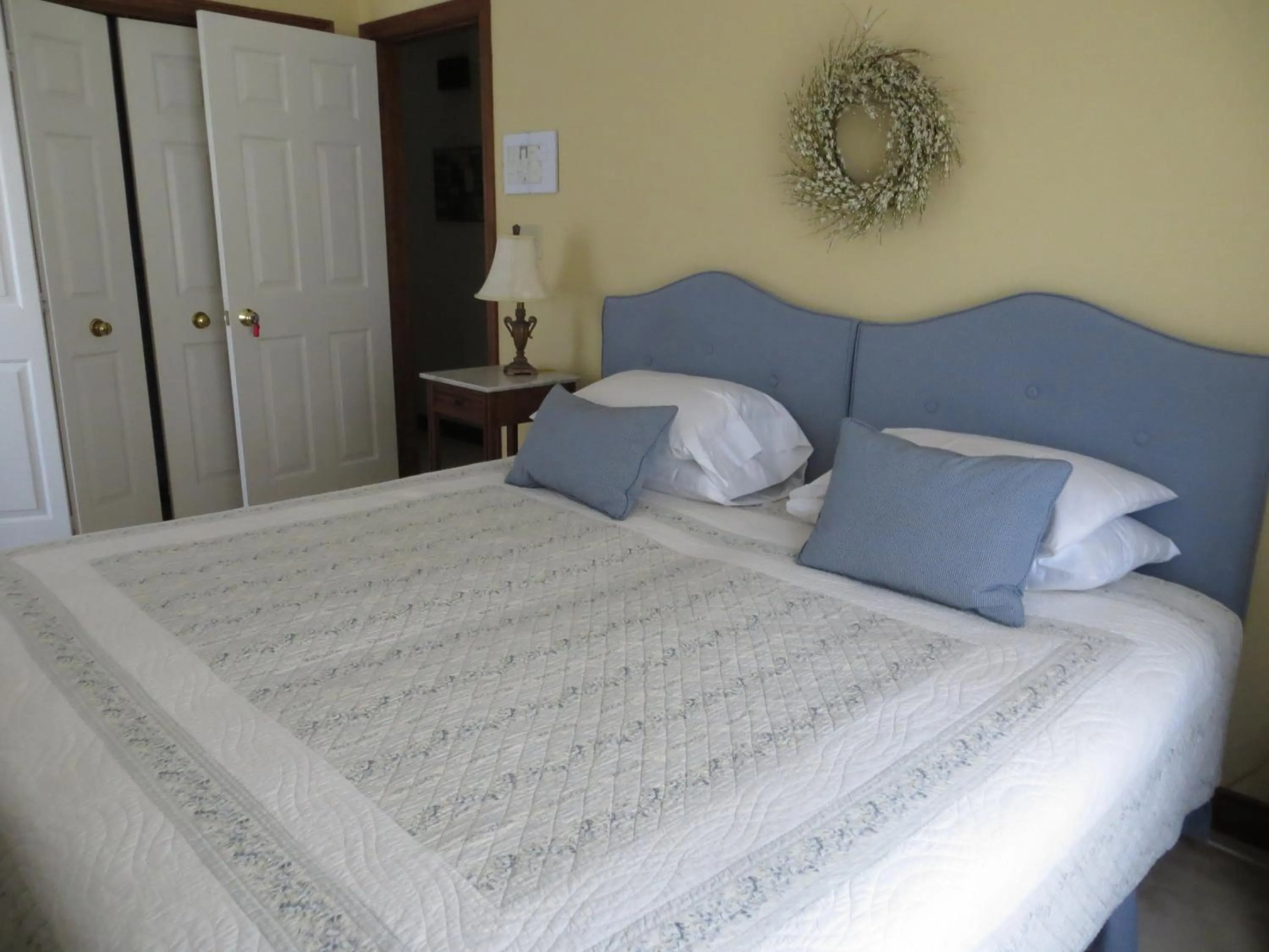 Photo of the whole room, Bed in Cedar Gables Bed & Breakfast