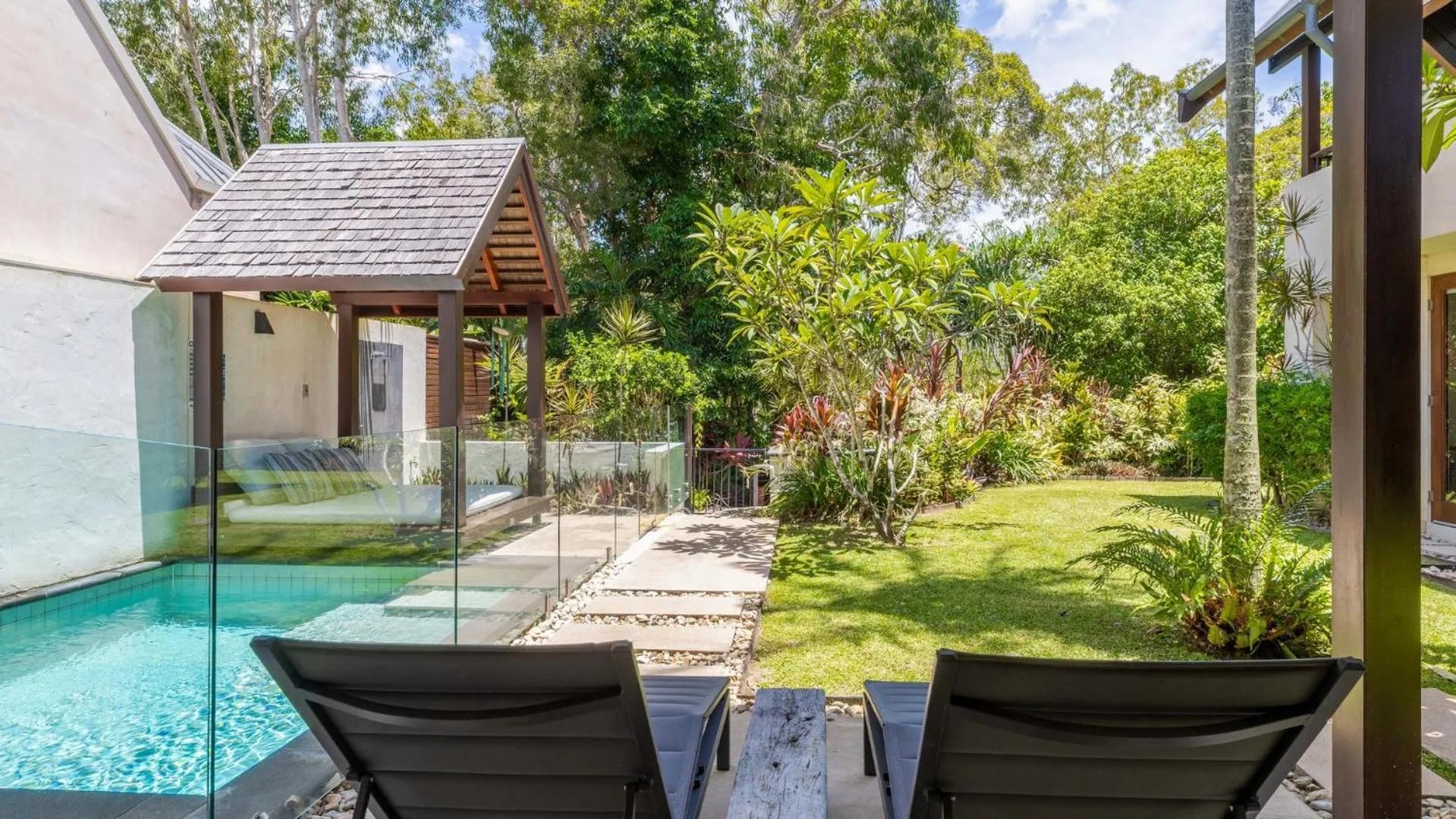 Swimming pool in Niramaya Villas and Spa