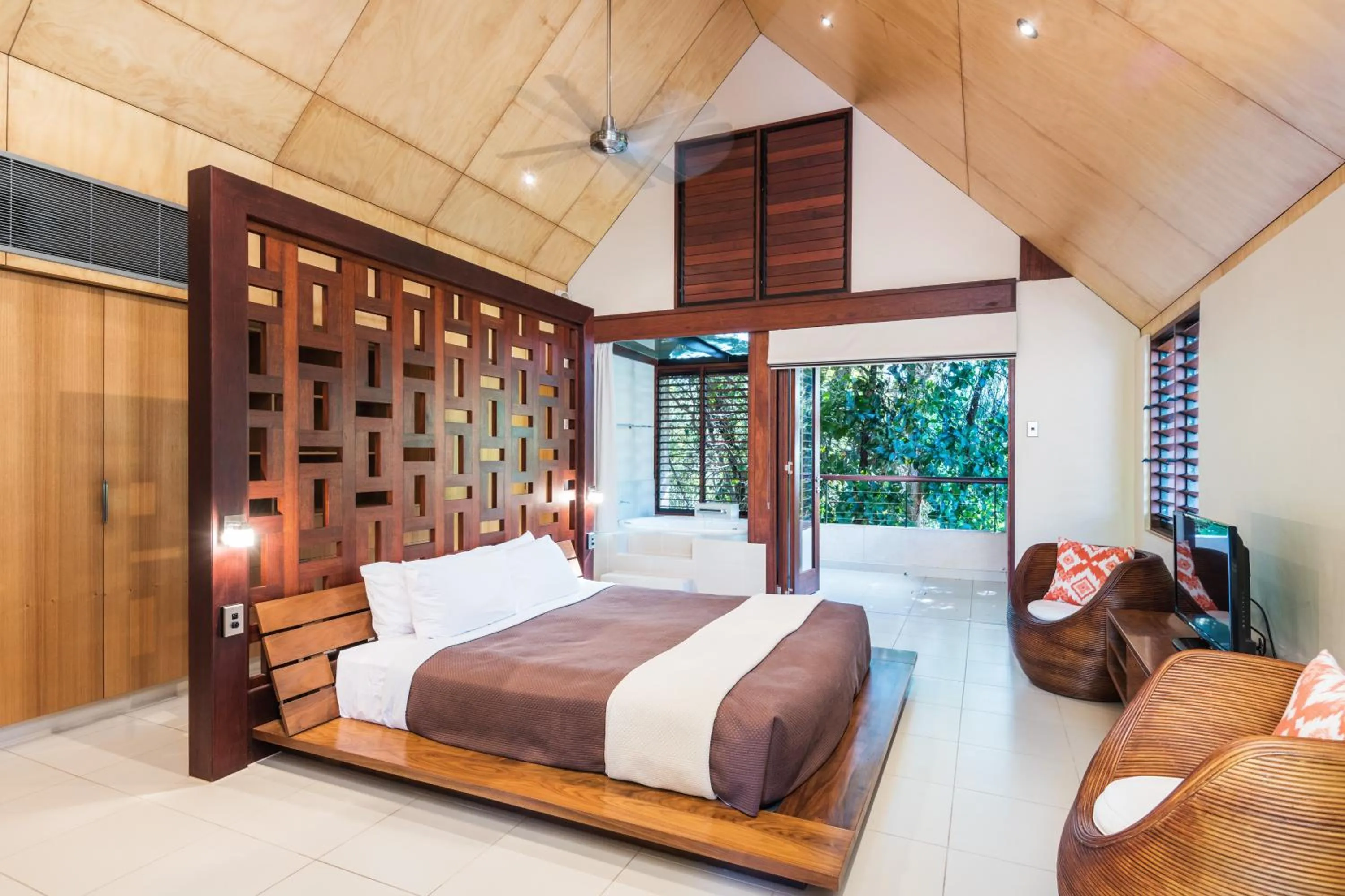 Bathroom, Bed in Niramaya Villas and Spa
